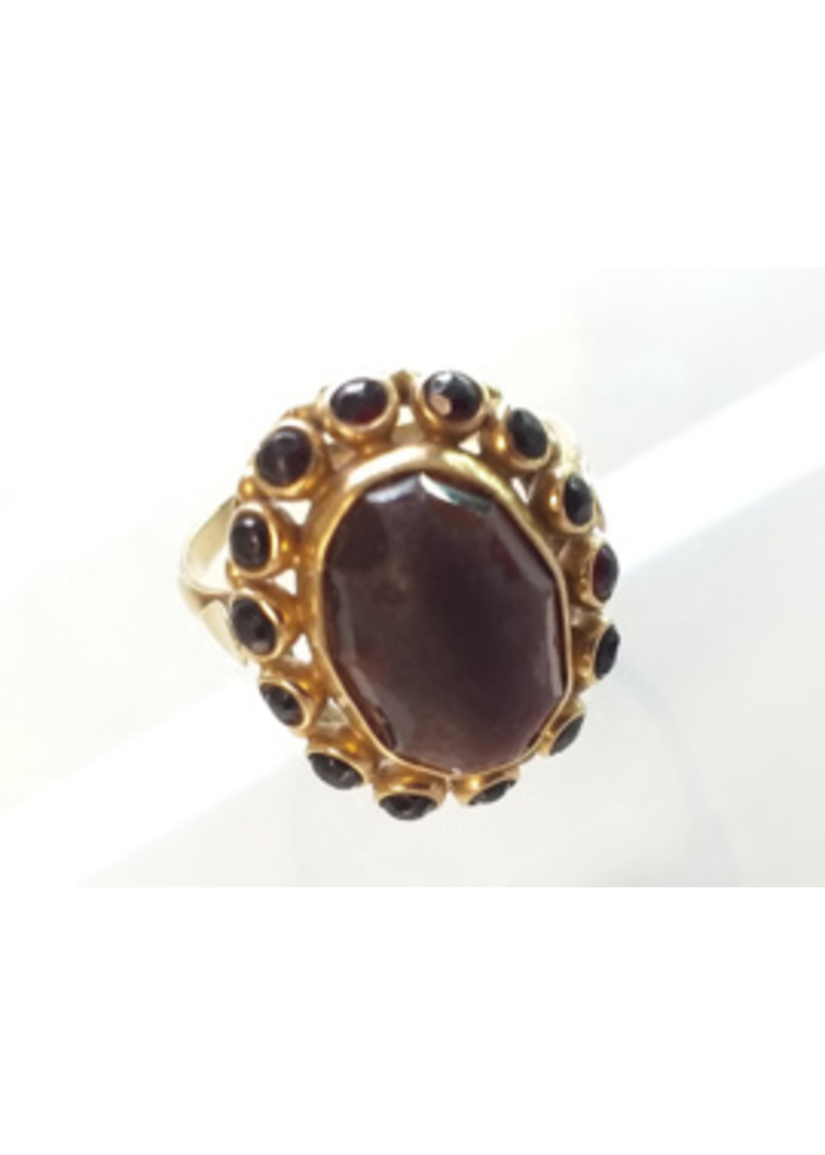 Vintage & Occasion Occasion gouden ring met 15 granaten