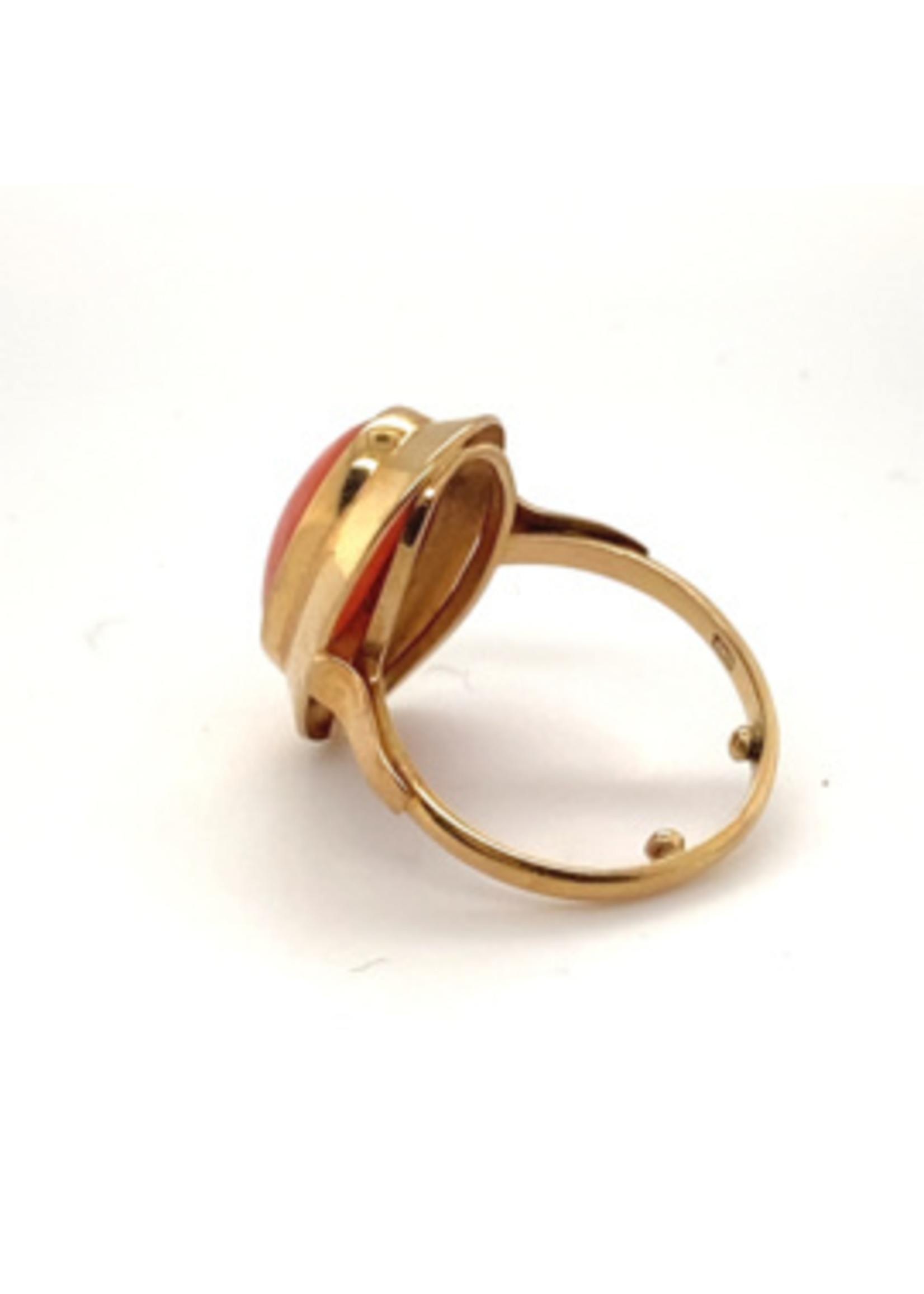 Vintage & Occasion Occasion gouden ring met bloedkoraal