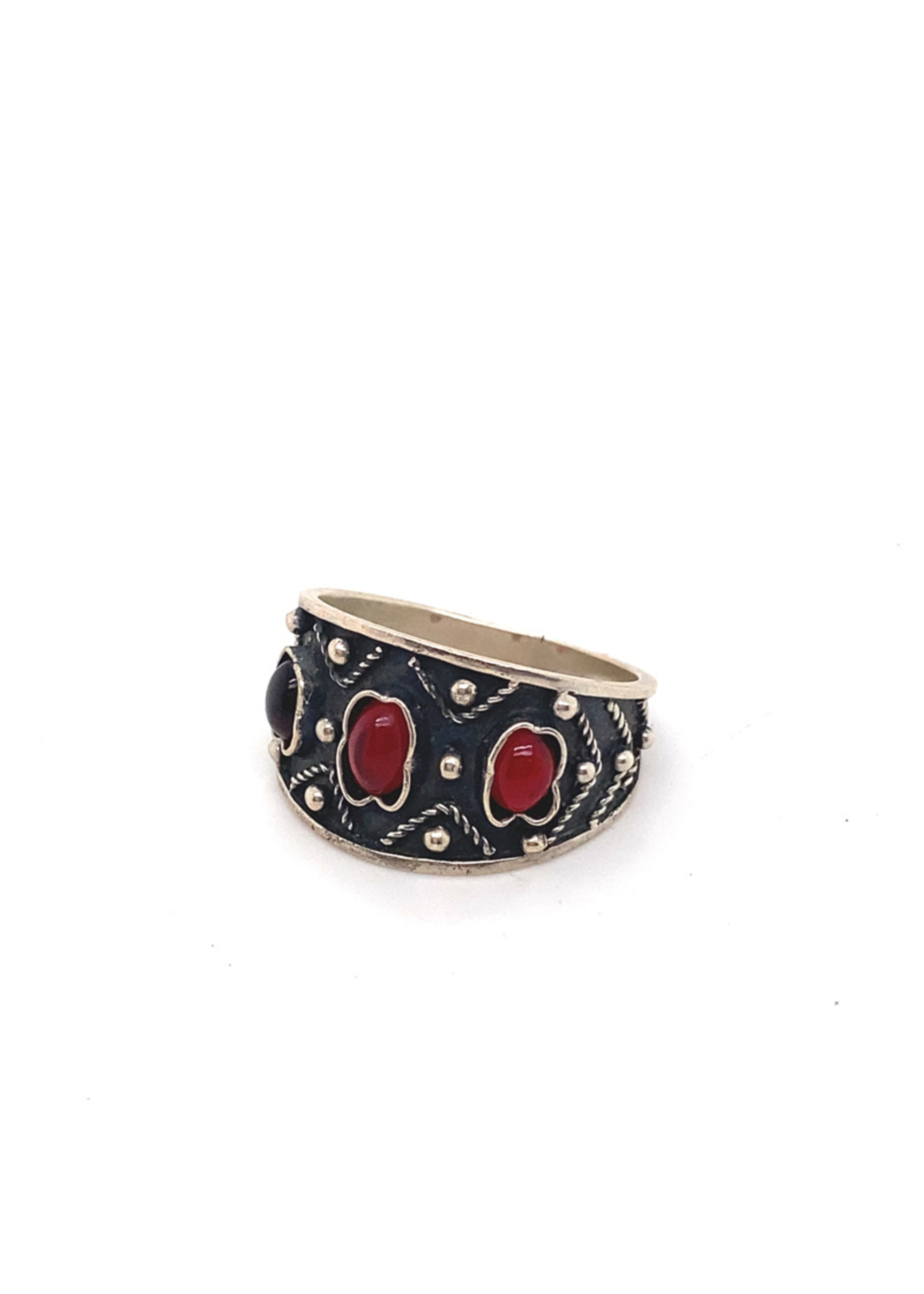 Vintage & Occasion Occasion zilveren geoxideerde ring met 3 granaat edelstenen
