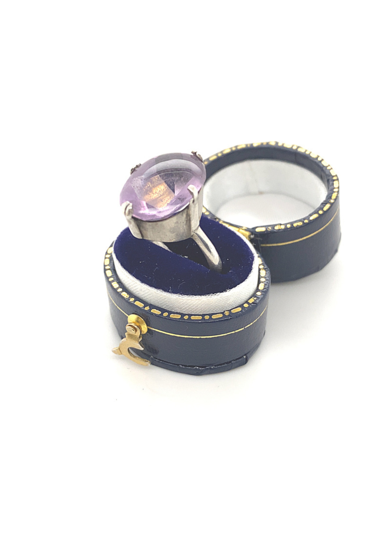 Vintage & Occasion Occasion zilveren ring met een ovale paarse bufftop amethist