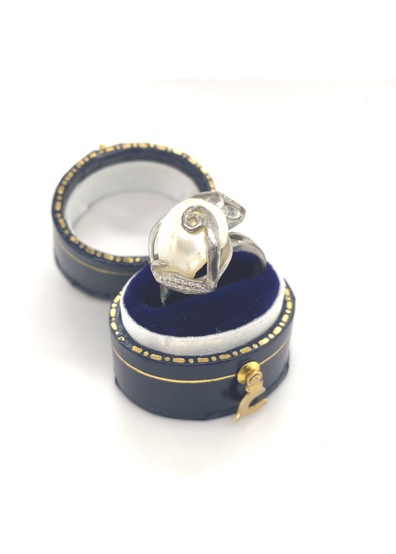 Vintage & Occasion Occasion ring met een witte barok zoetwaterparel en zirkonia's