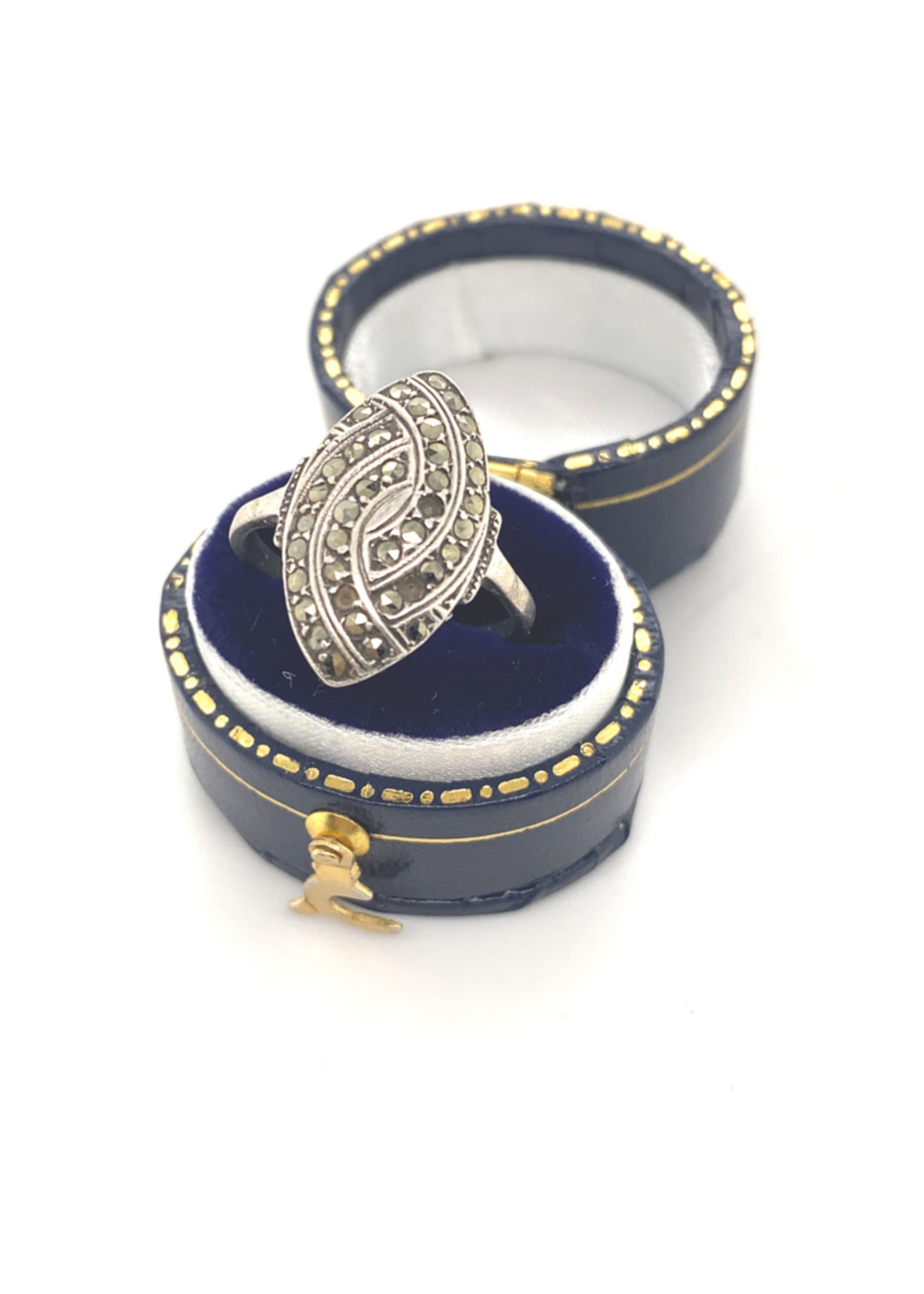 Vintage & Occasion Occasion ring met een navette vormige kop met markasiet