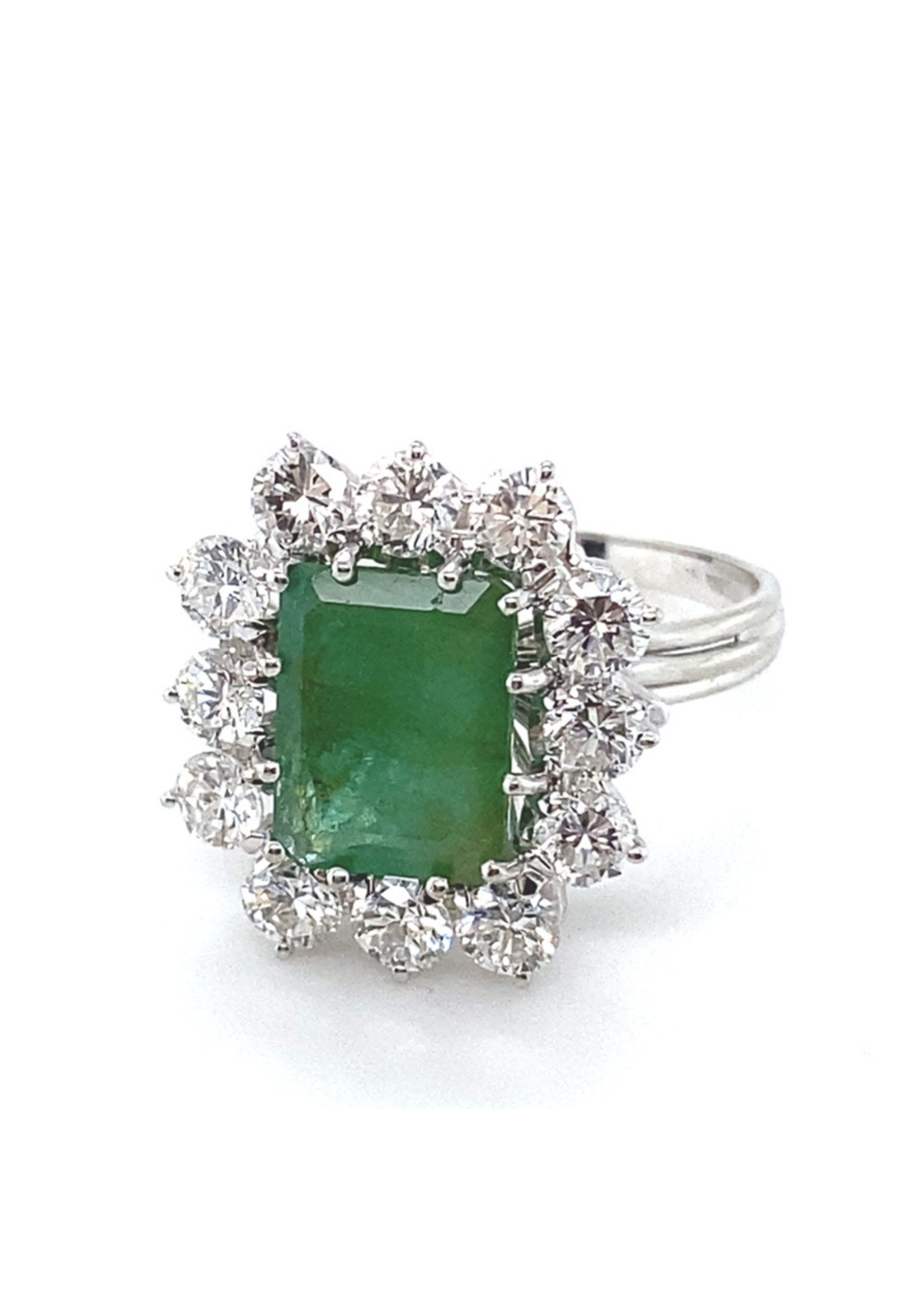 Grand G Overeenkomstig met Occasion witgouden prachtige entourage ring met smaragd en diamant 1.80ct -  Maxgoud