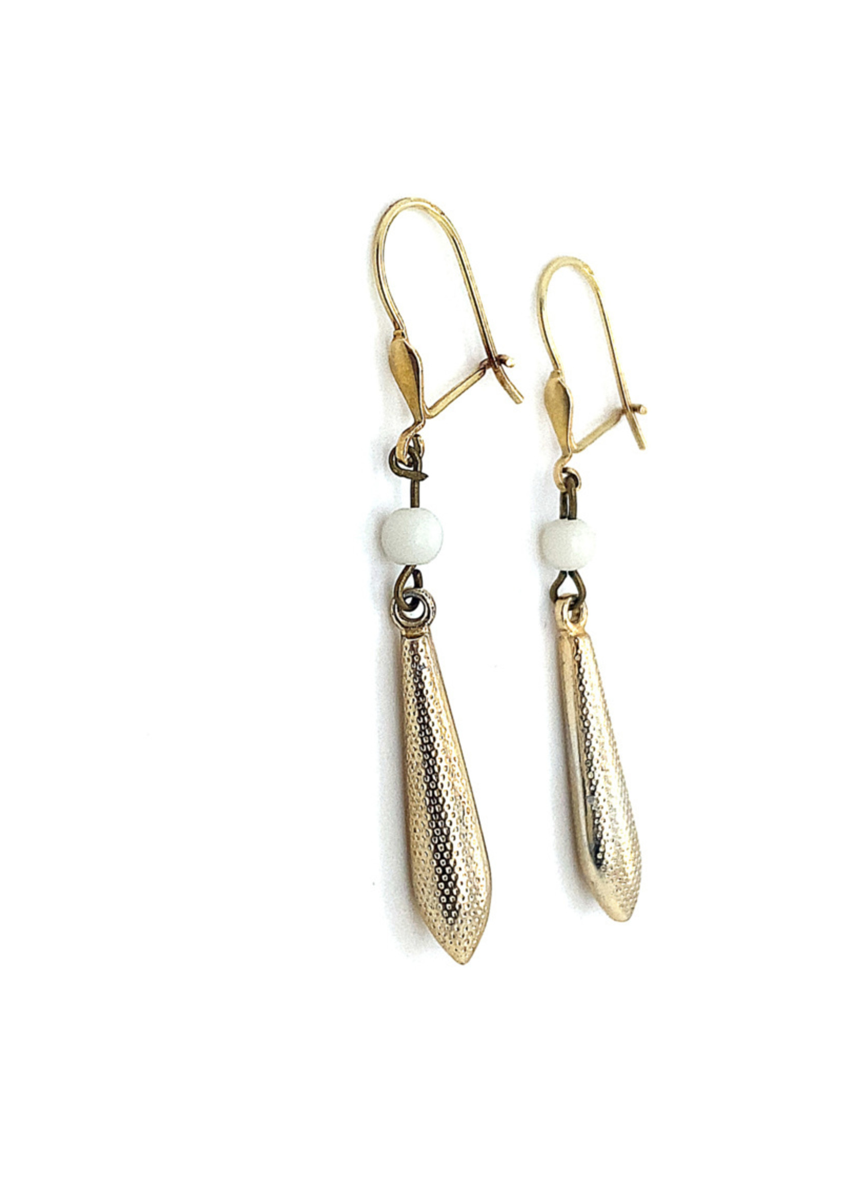 Vintage & Occasion Occasion bicolor gouden oorhangers met kegels.