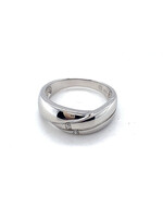 Vintage & Occasion Nieuwe fantasiering met 2 witte zirkonia's.   Ringmaat 15.5.  925, 1e gehalte zilver gekeurd.  Oplopende ringbreedte 3.5 naar 7mm. Oplopende ringdikte 0.8 naar 2.5mm.  Artikelnummer 2021-1923