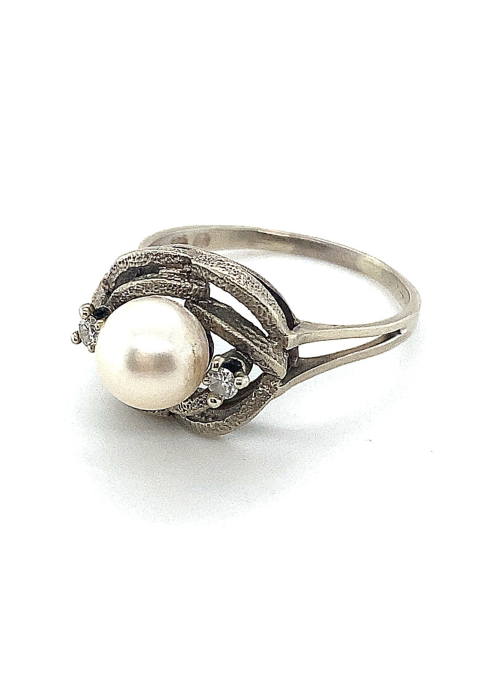 Vintage & Occasion Occasion witgouden ring met een zoetwaterparel