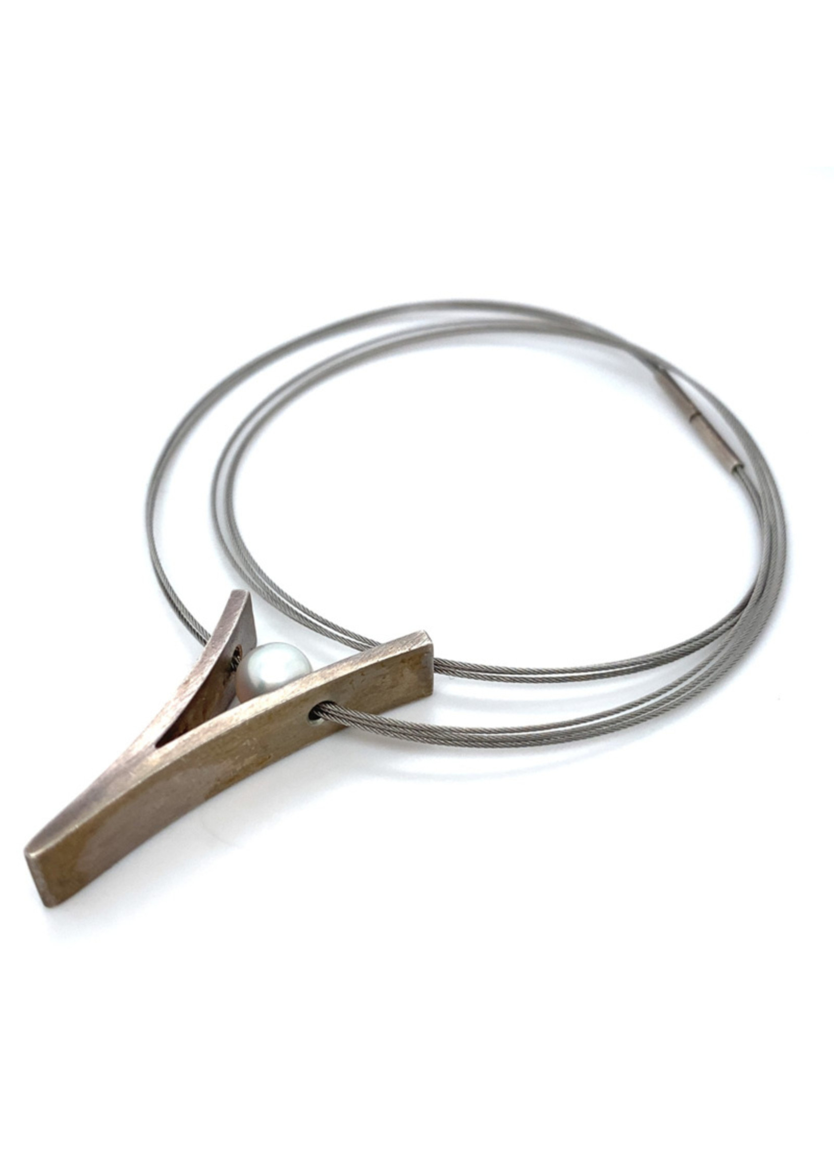 Vintage & Occasion Occasion modern strak collier met V-hanger en parel