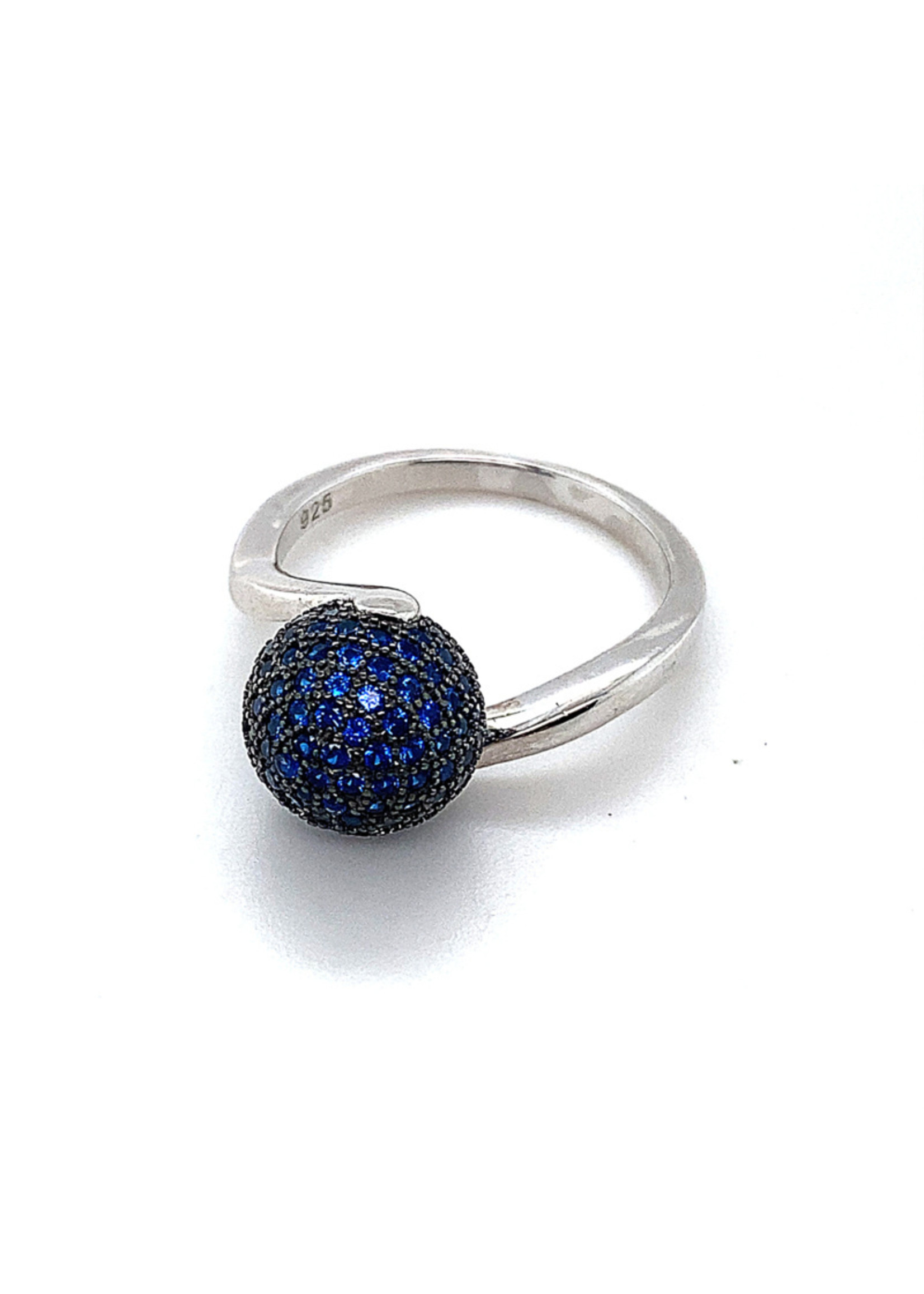 Vintage & Occasion Nieuwe ring met zwarte bol met blauwe zirkonia's