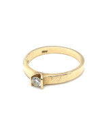 Vintage & Occasion Occasion gouden solitairring met V-zetting diamant 0.20ct