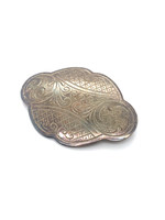 Vintage & Occasion Occasion zilveren, licht gebogen broche met handgravures.