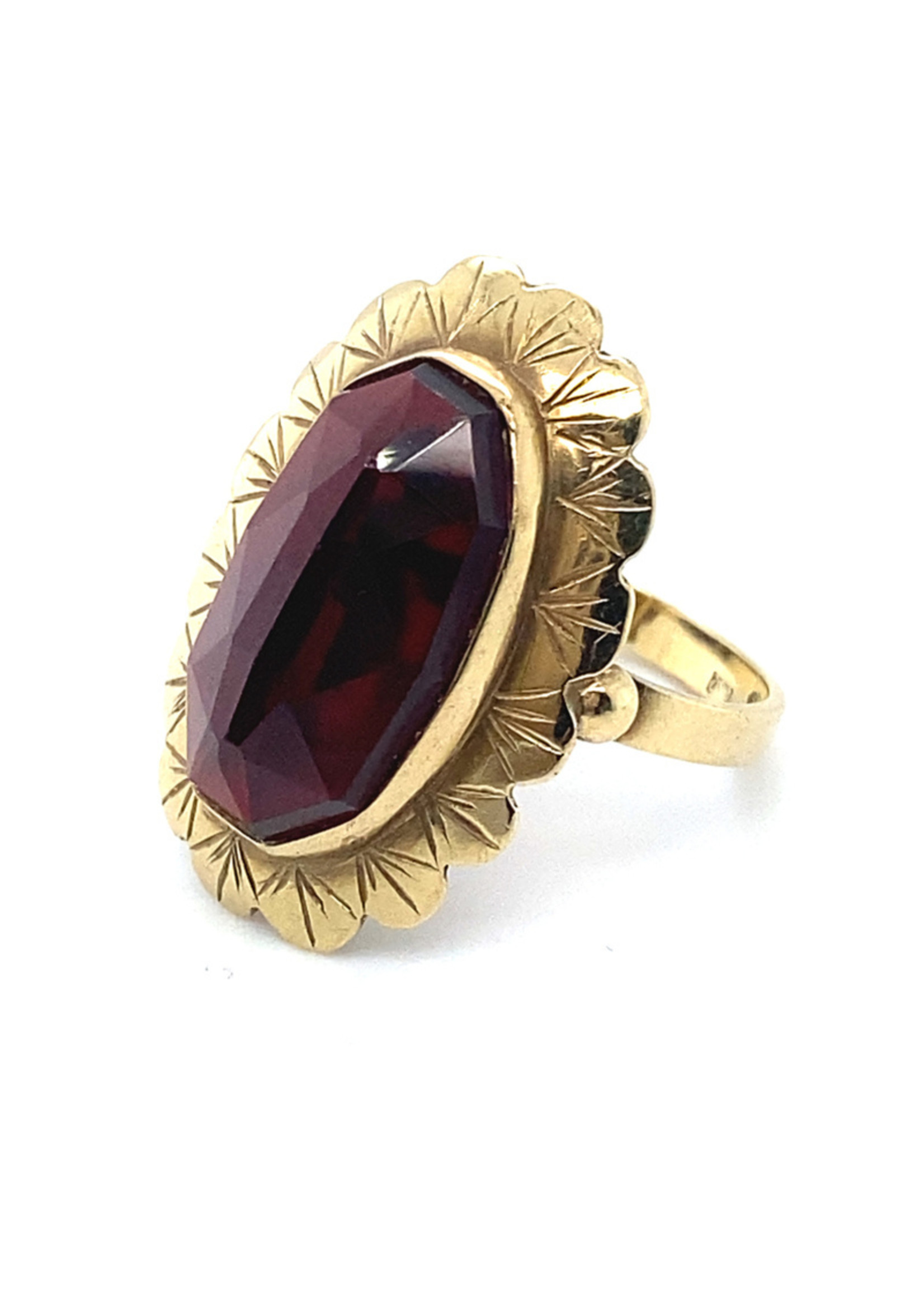 Vintage & Occasion Occasion 14k  gouden ring met roosgeslepen granaat - maat 17.5