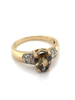 Vintage & Occasion Occasion ring met geel-groen-bruine steen en diamantjes