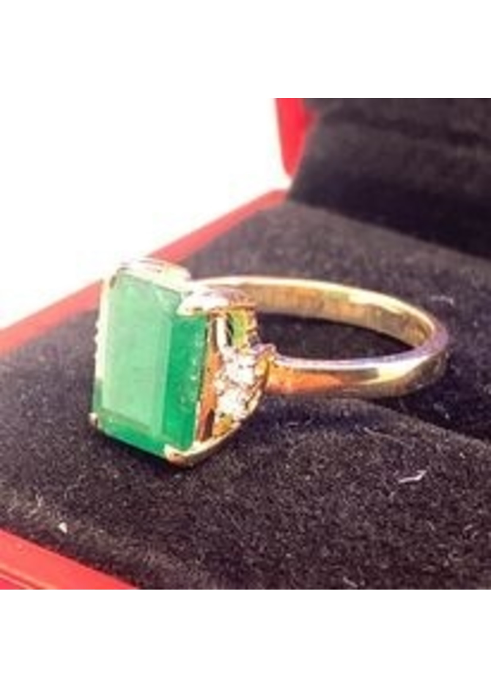 Vintage & Occasion Occasion gouden ring bezet met smaragd 3.56ct en diamant 0.10ct