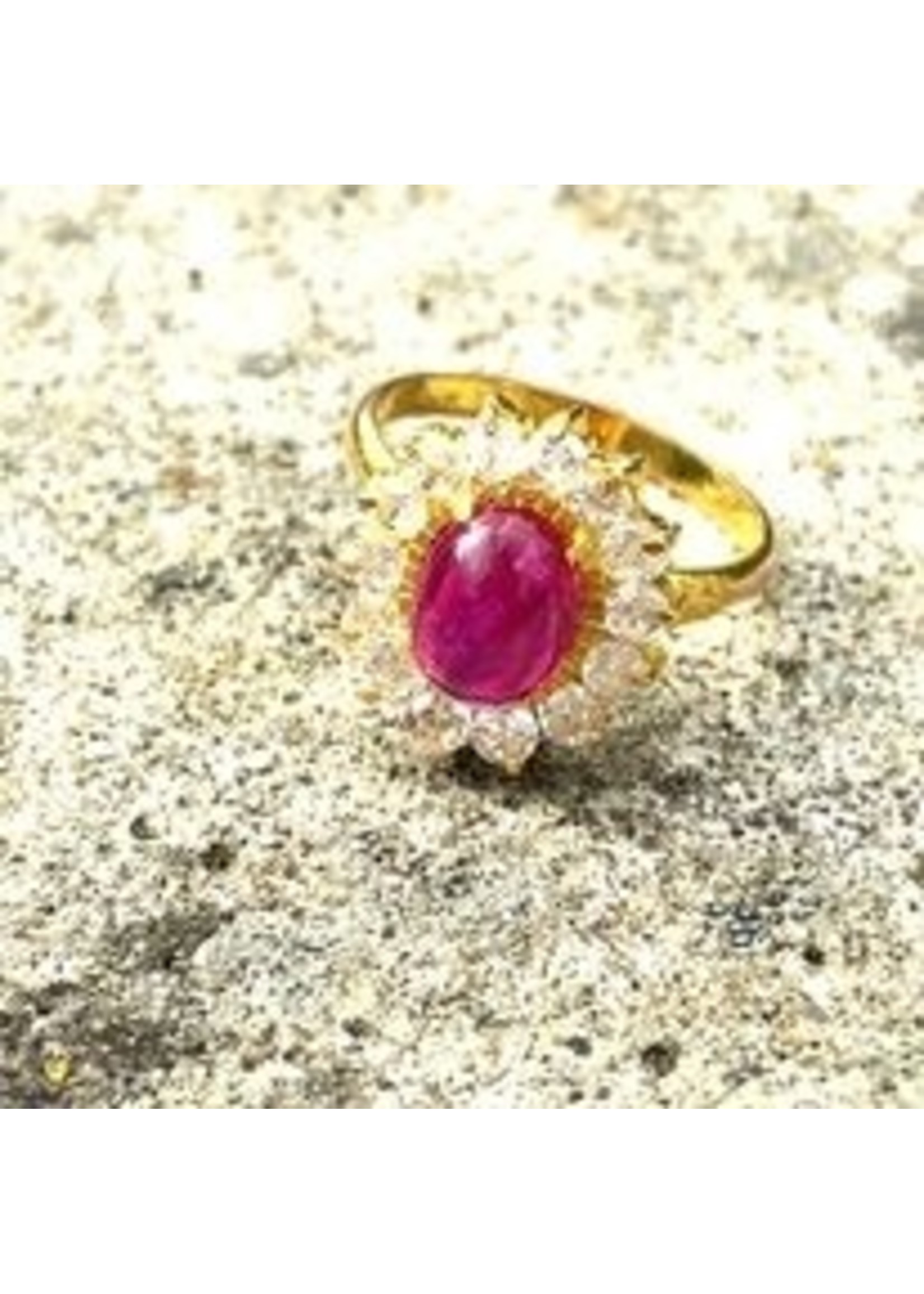 Vintage & Occasion Occasion gouden ring met robijn en zirkonia's