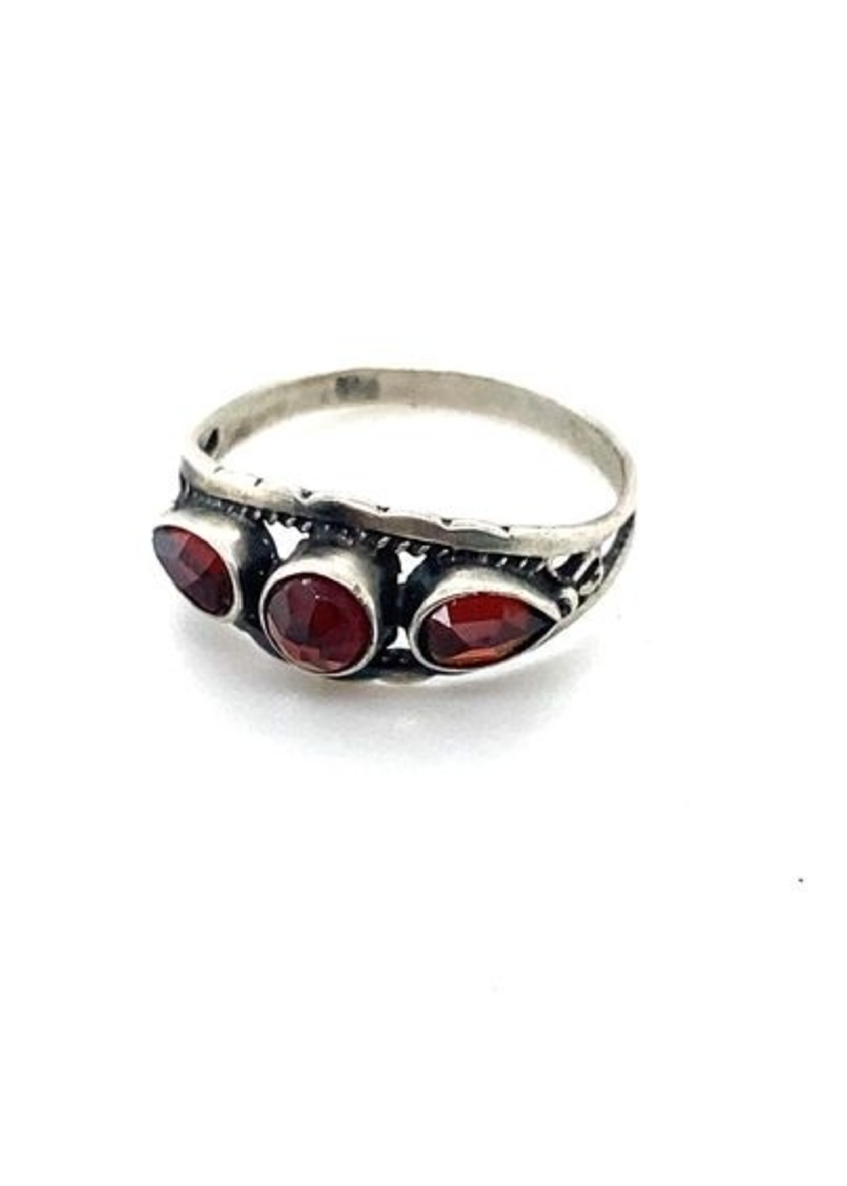 Vintage & Occasion Occasion zilveren ring met 3 rode granaat edelstenen