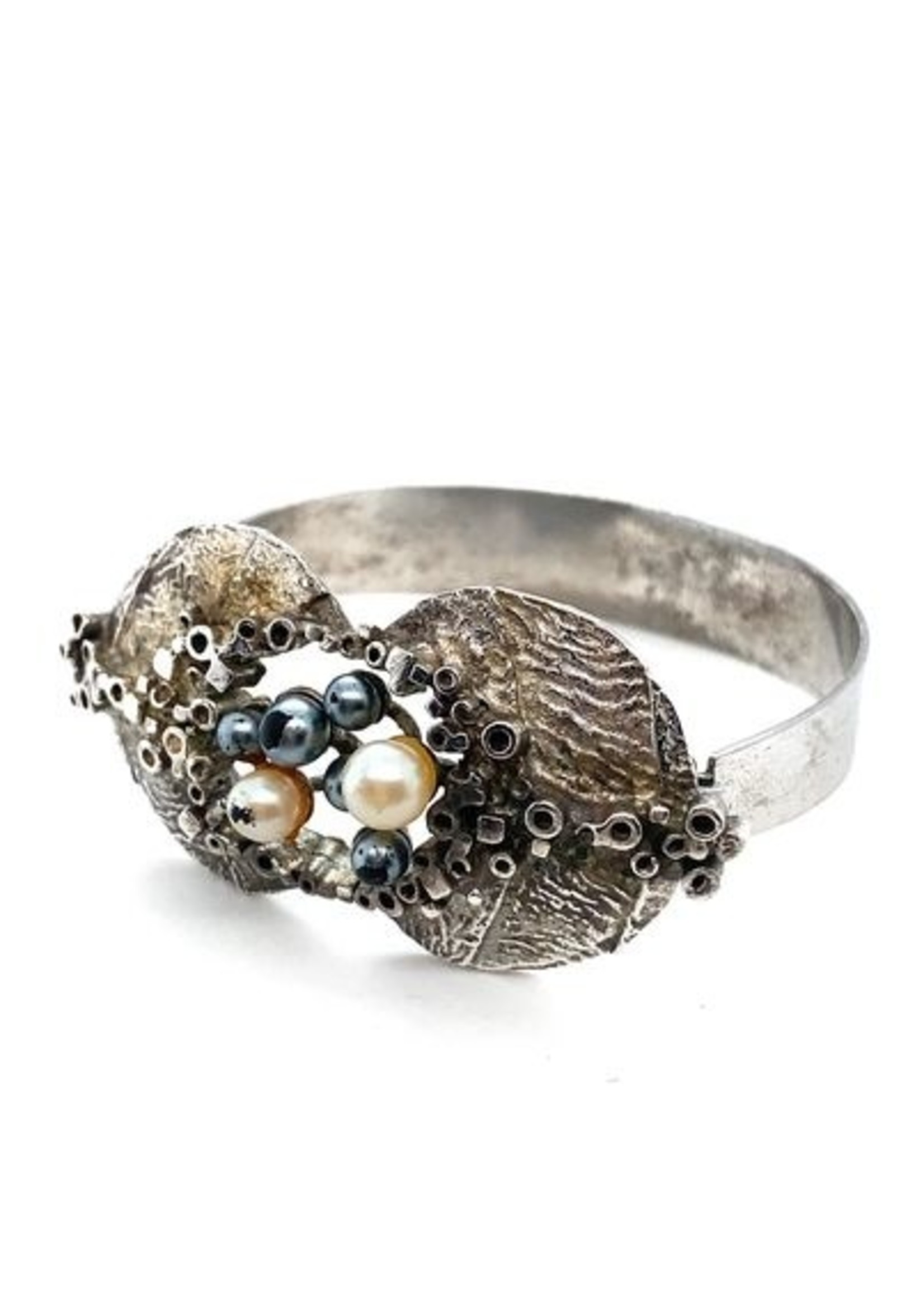 Vintage & Occasion Occasion brede zilveren bangle met pareltjes en ruwe afwerking