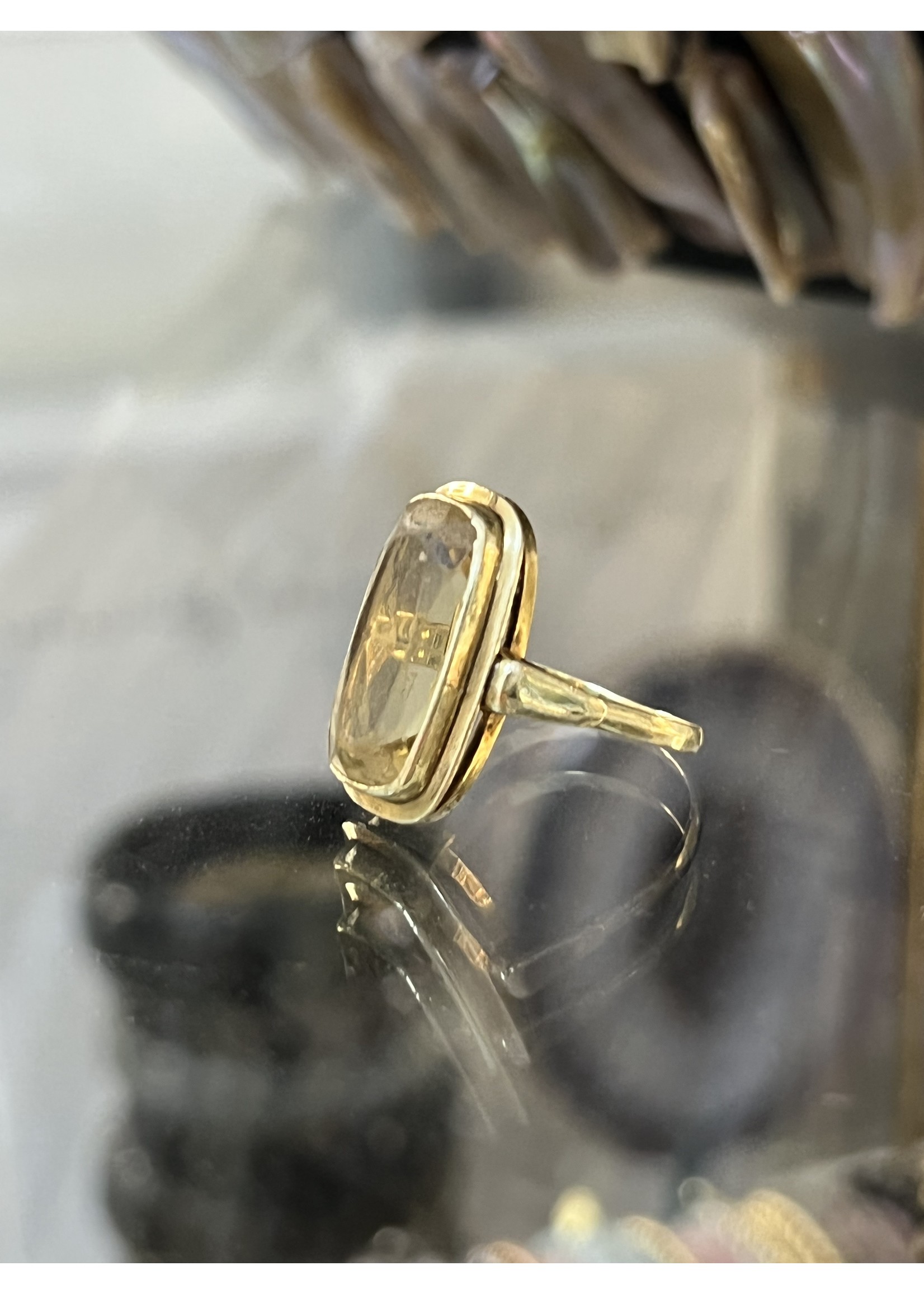 Vintage & Occasion Occasion gouden ring met speciaal slijpsel citrien