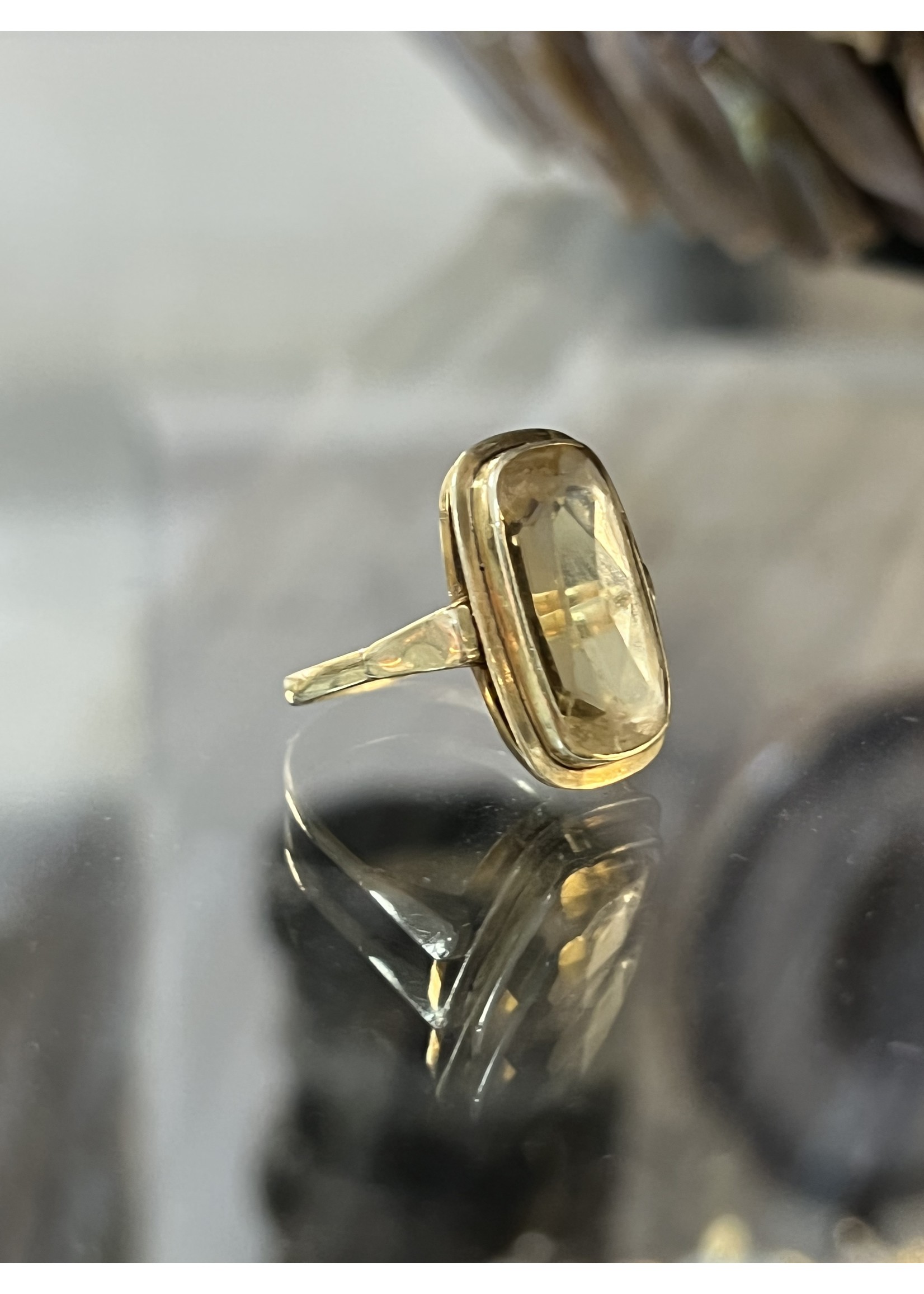 Vintage & Occasion Occasion gouden ring met speciaal slijpsel citrien