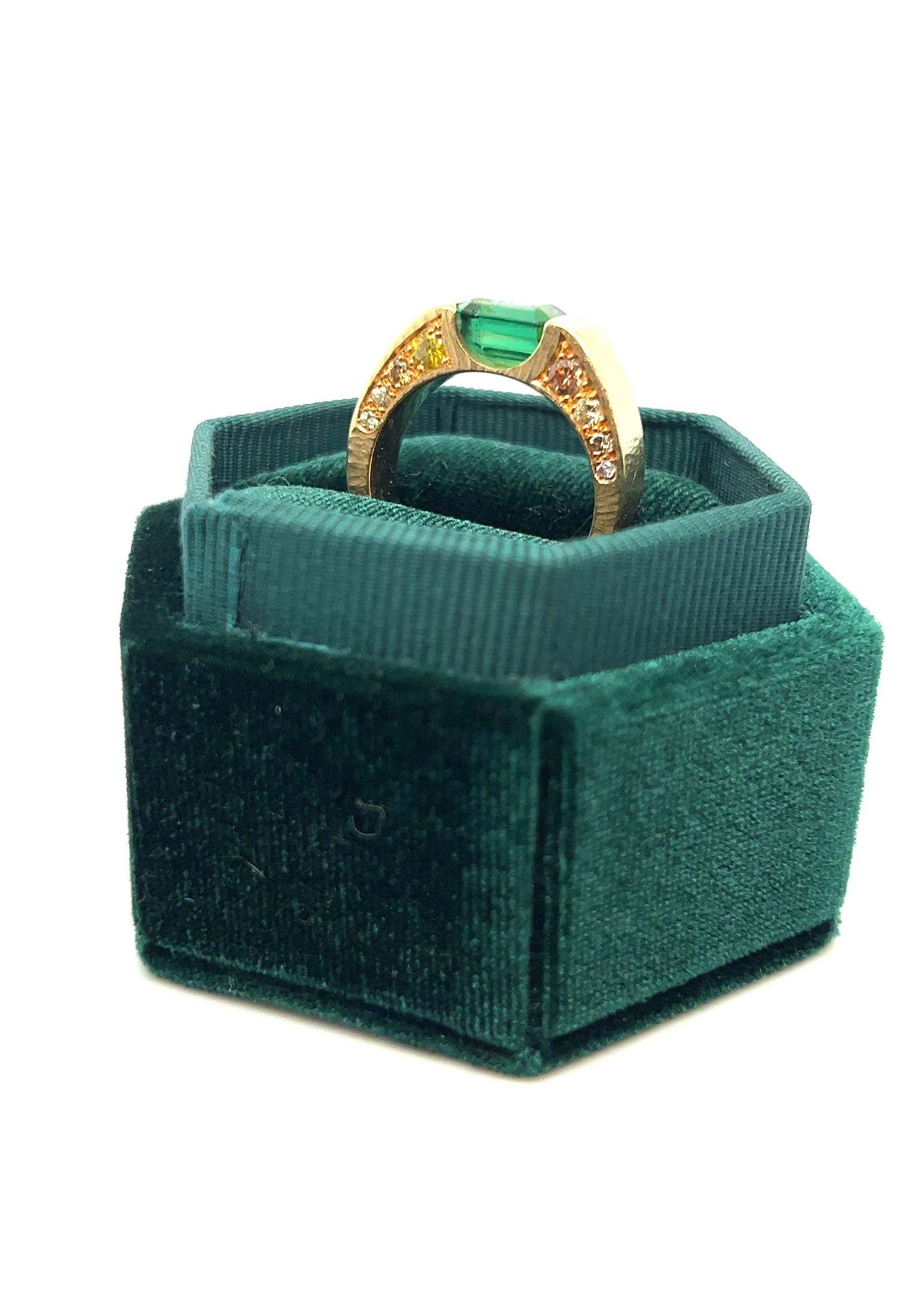 Vintage & Occasion 18krt gouden ring toermalijn met gekleurde briljanten