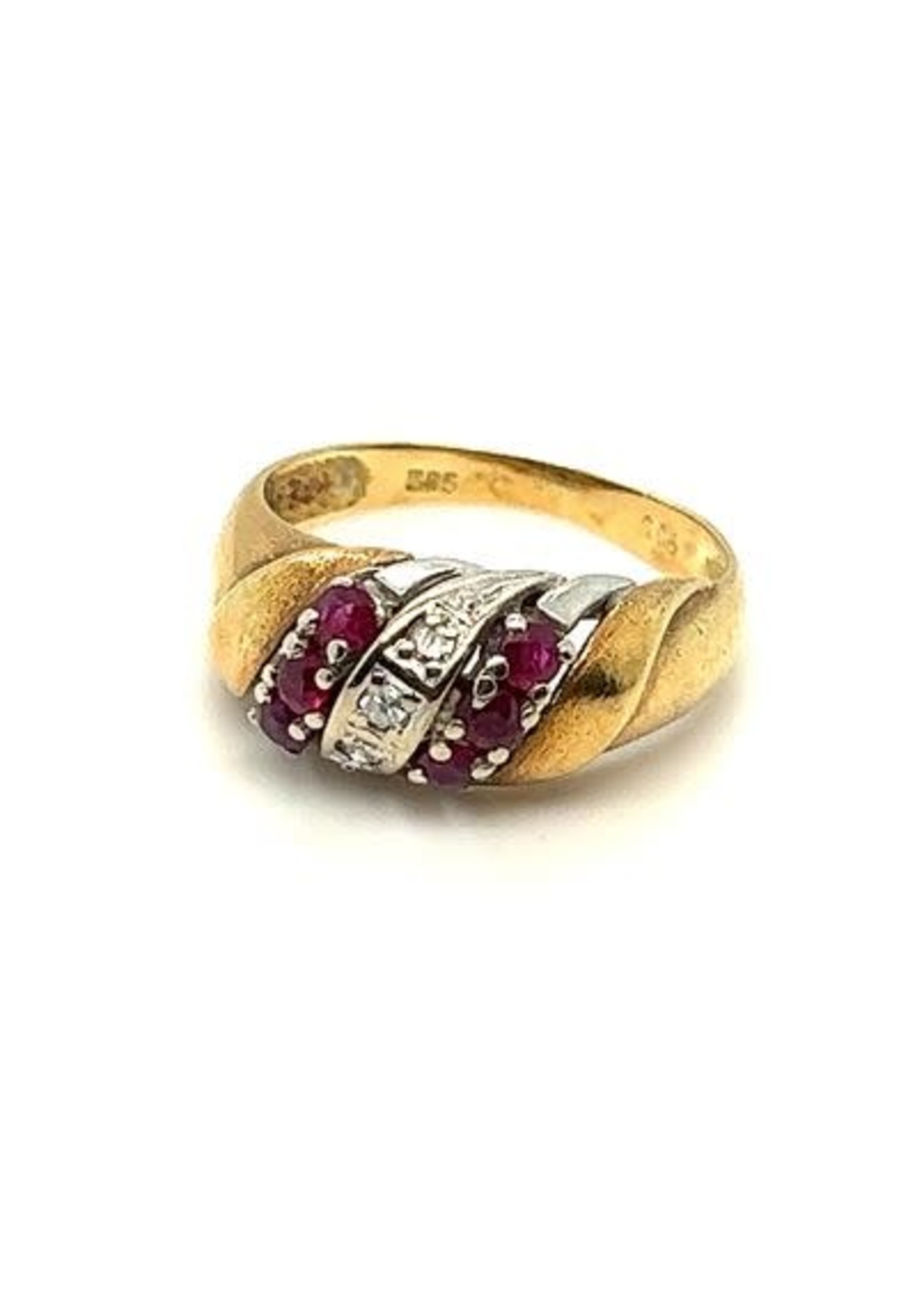 Vintage & Occasion Occasion gouden ring bezet met robijn en diamant 0.05ct