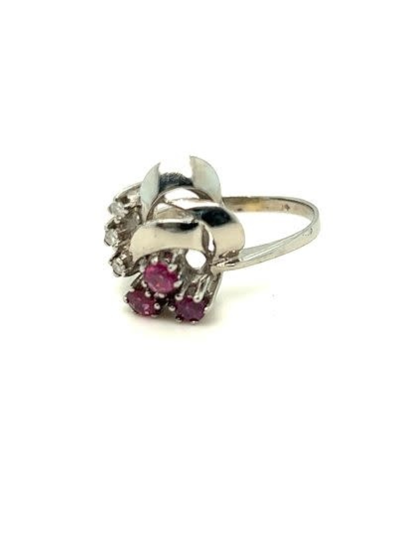Vintage & Occasion Occasion witgouden ring bezet met robijn en diamant 0.045ct - maat 18.5