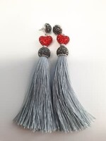 Cataleya jewels Statement oorbellen lang grijs met rood hart