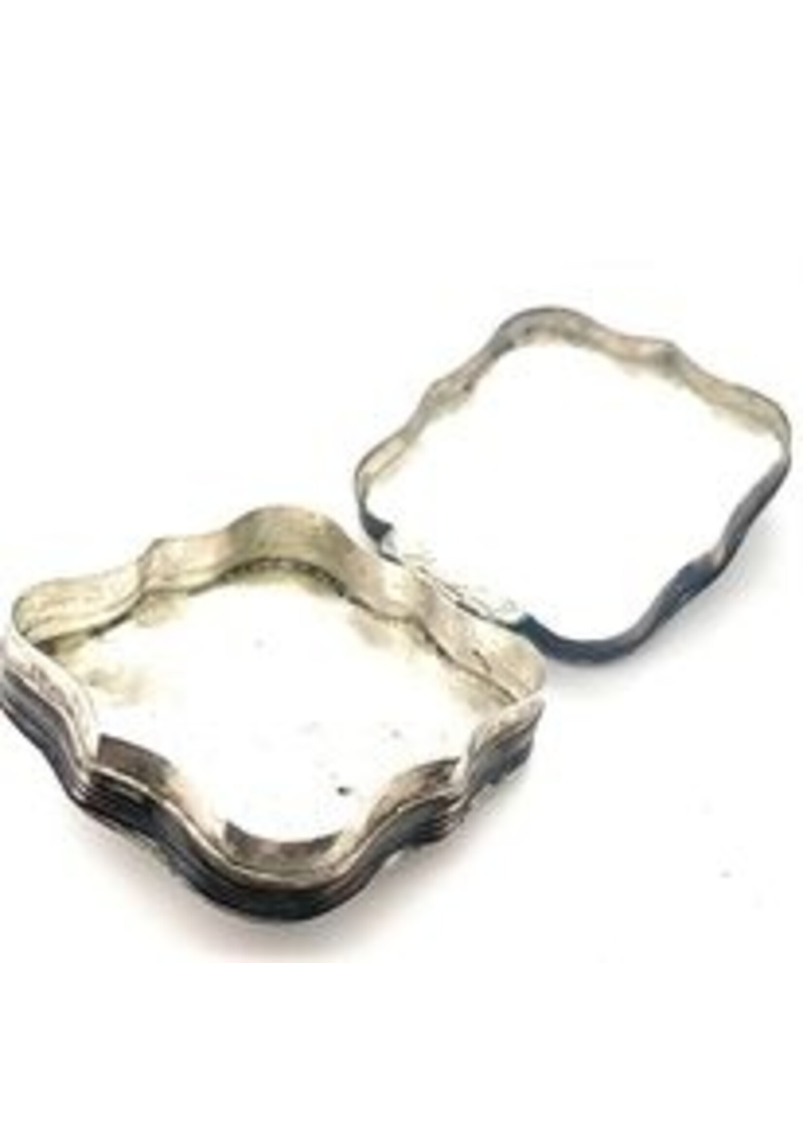Vintage & Occasion Occasion zilveren vierkant pepermuntdoosje met Biedermeier krulwerk en trembleer motief