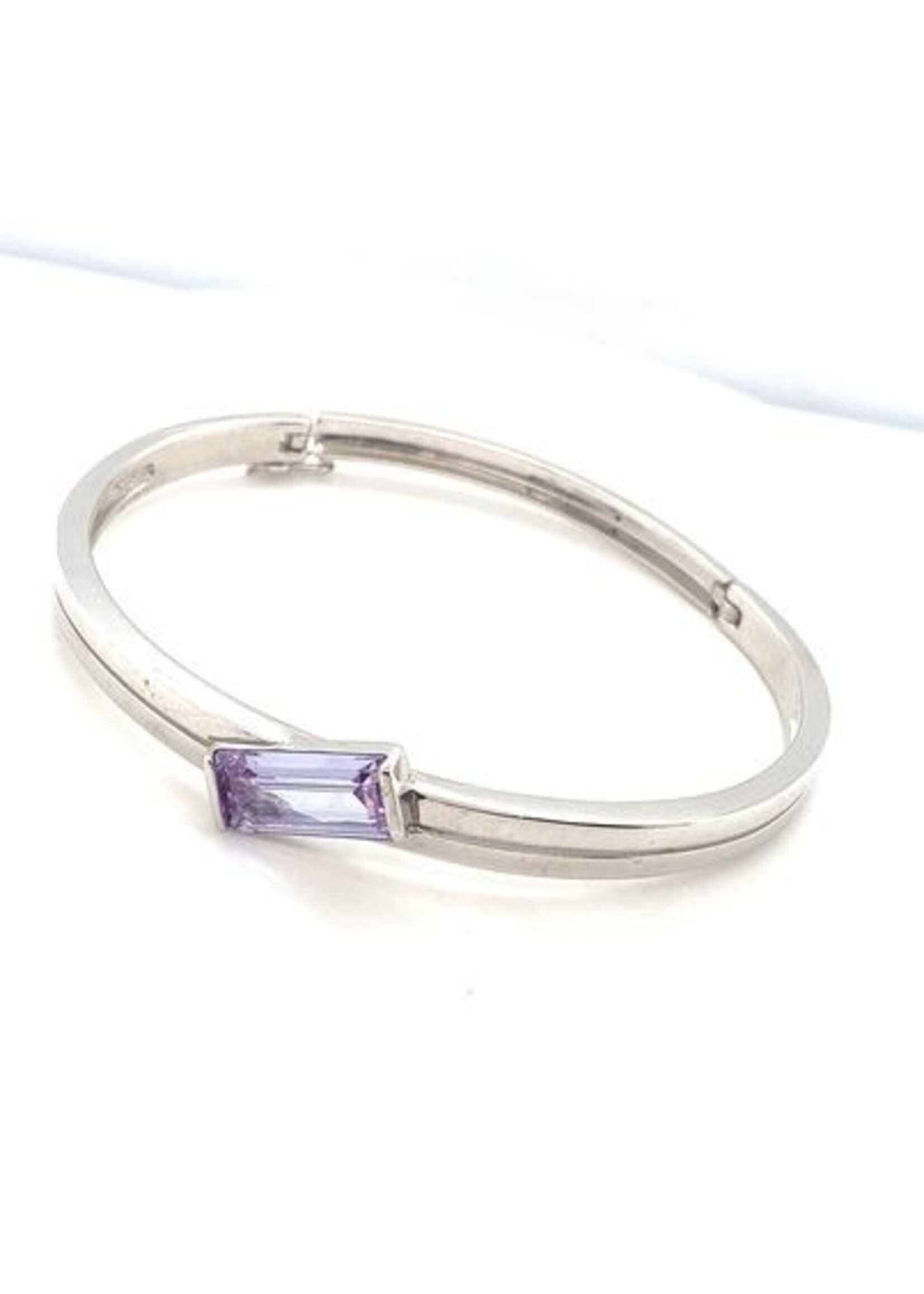 Vintage & Occasion Occasion zilveren bangle met diagonaal een rechthoekige amethist