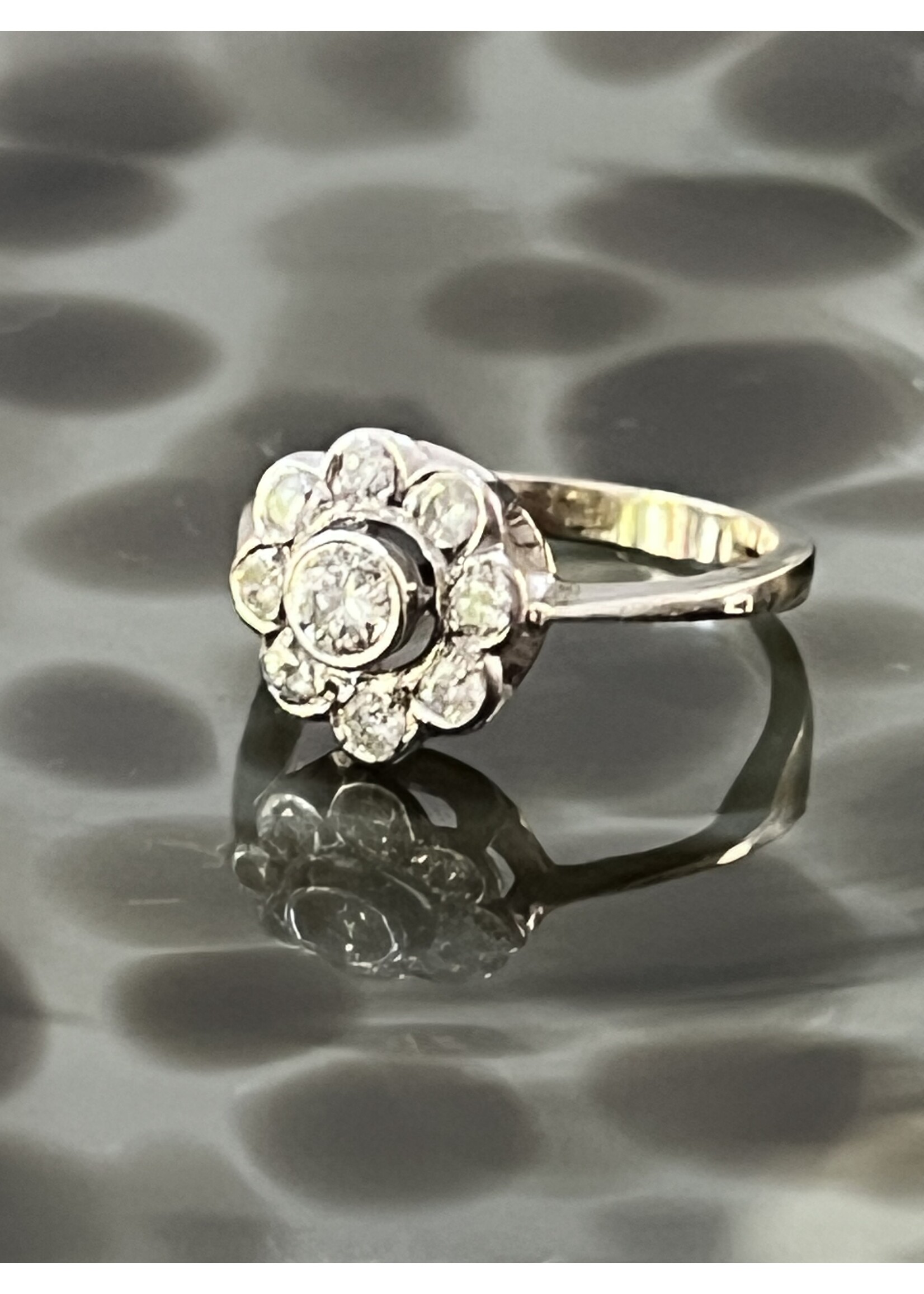 Vintage & Occasion witgouden ring rozet briljant