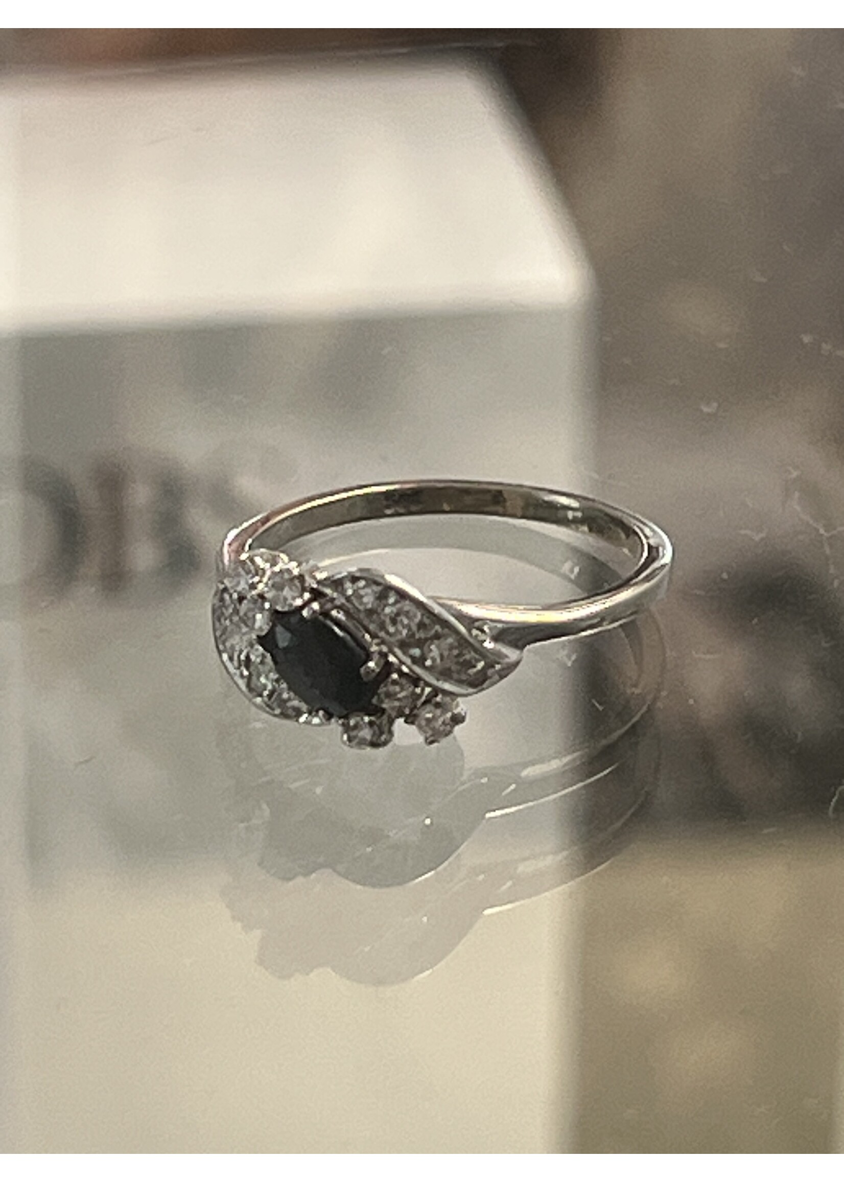 Vintage & Occasion Occasion witgouden ring met saffier en diamant