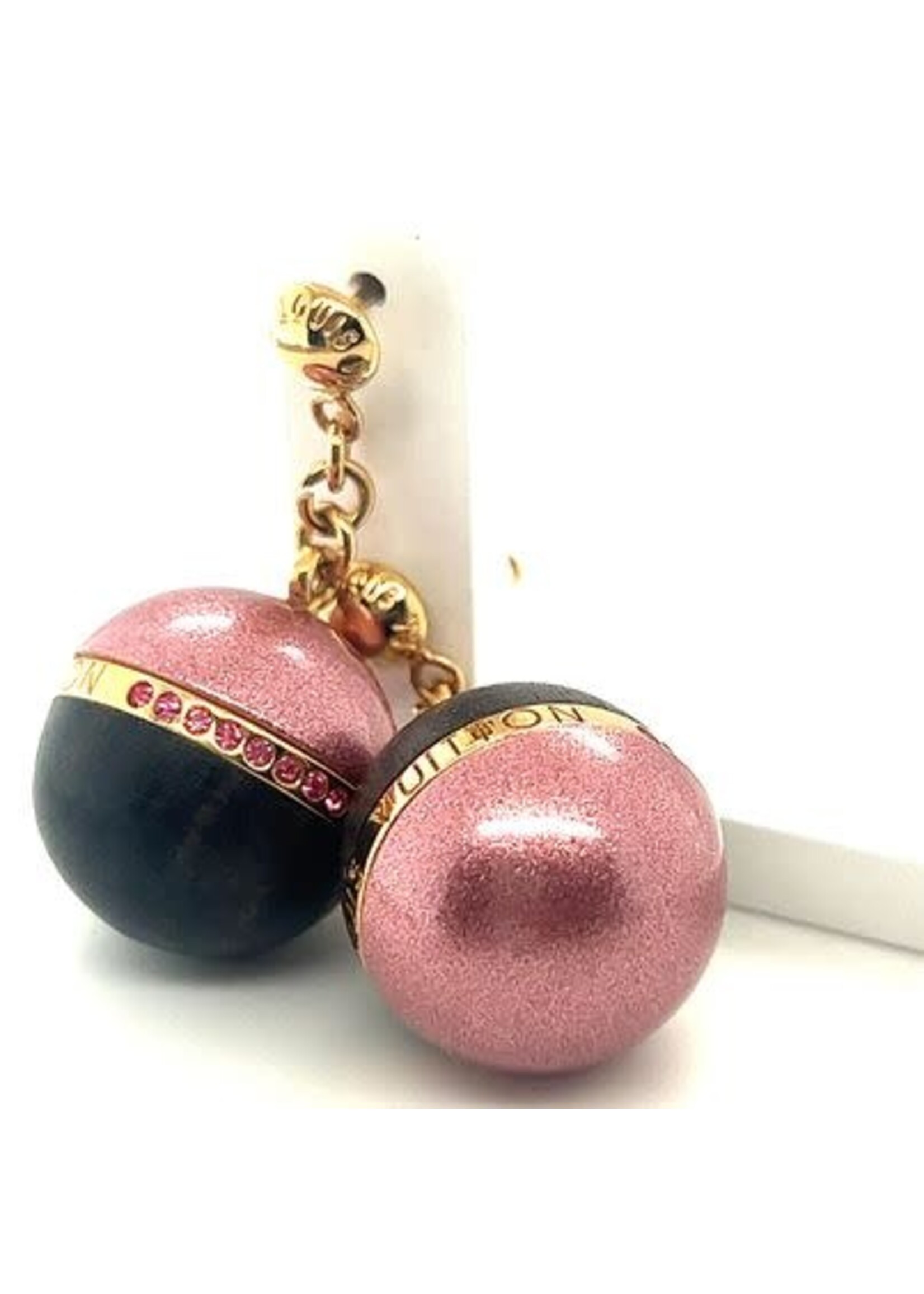 Vintage & Occasion Louis Vuitton oorhangers met roze emaille en hout