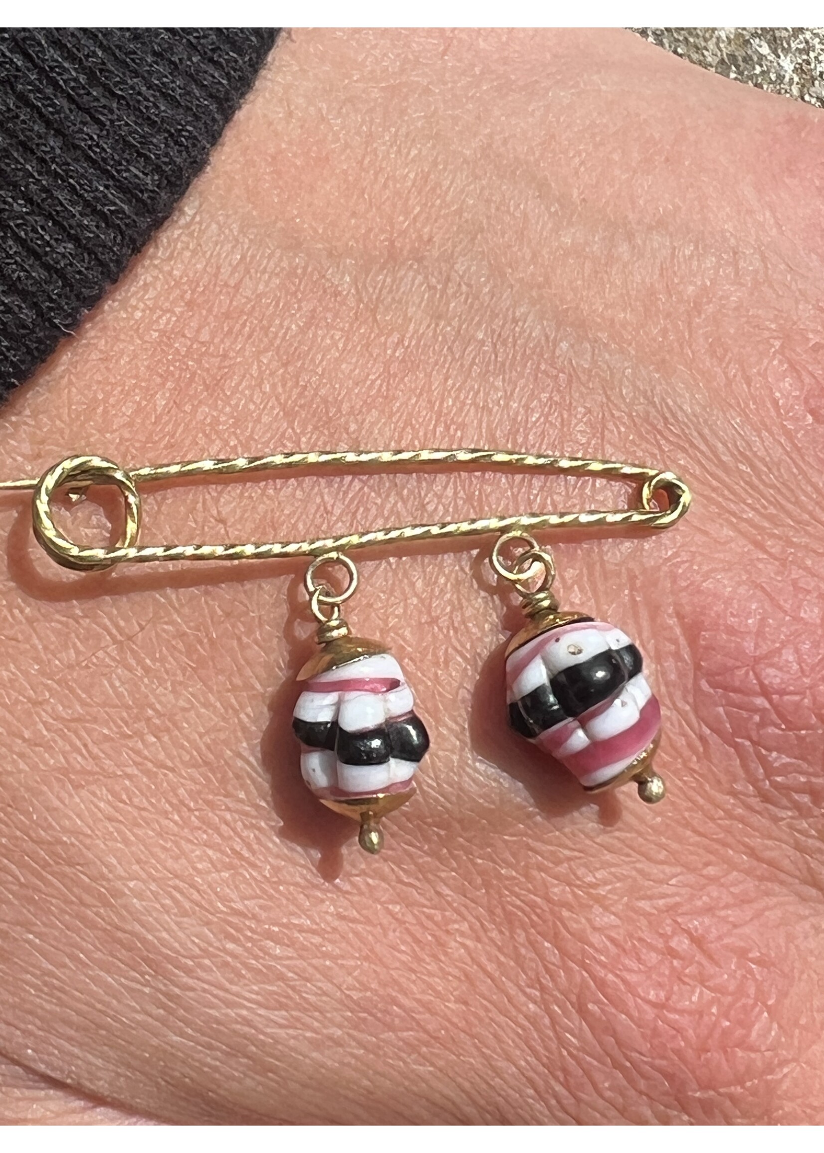 Vintage & Occasion Occasion gouden broche met 2 kraaltjes