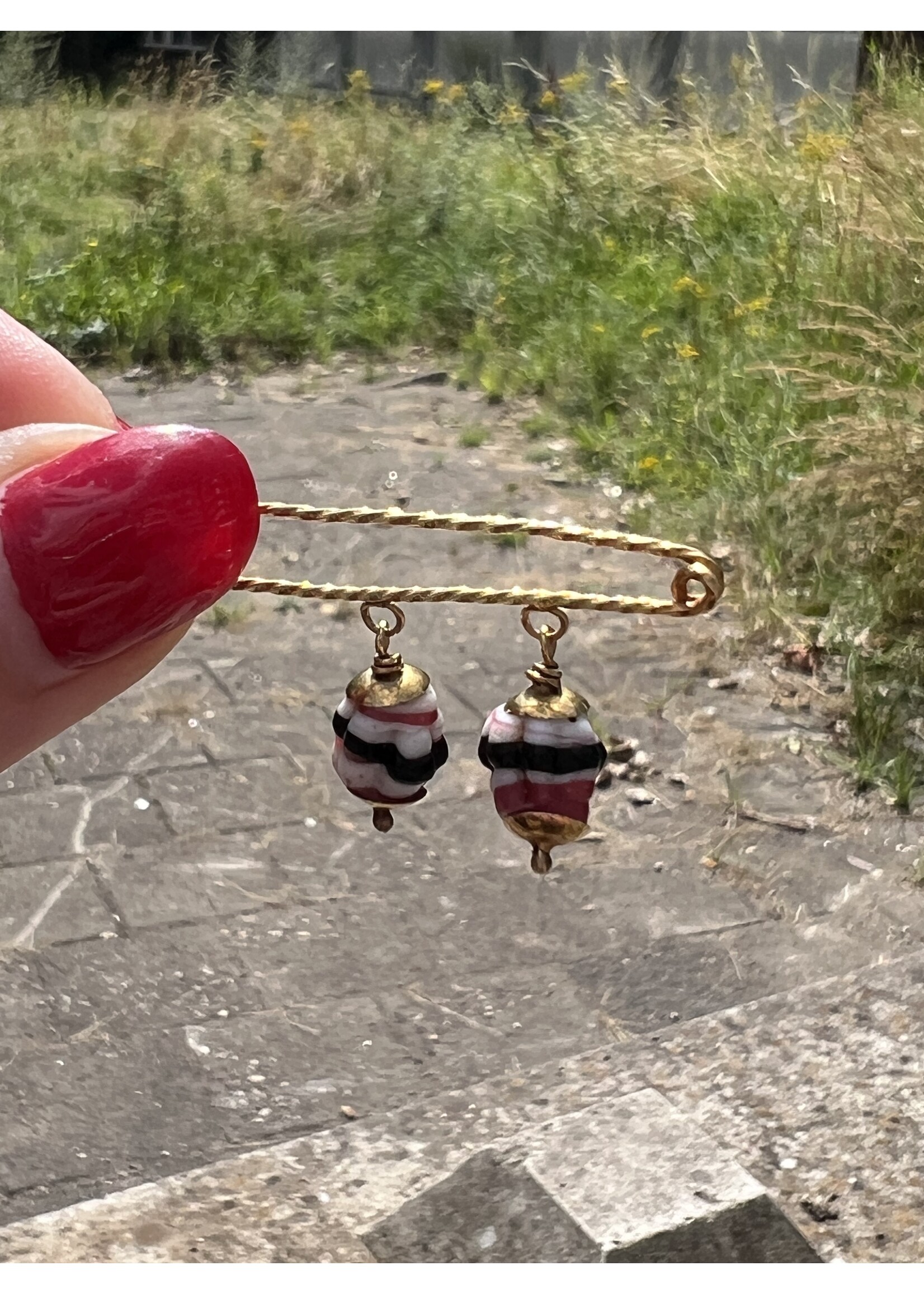 Vintage & Occasion Occasion gouden broche met 2 kraaltjes