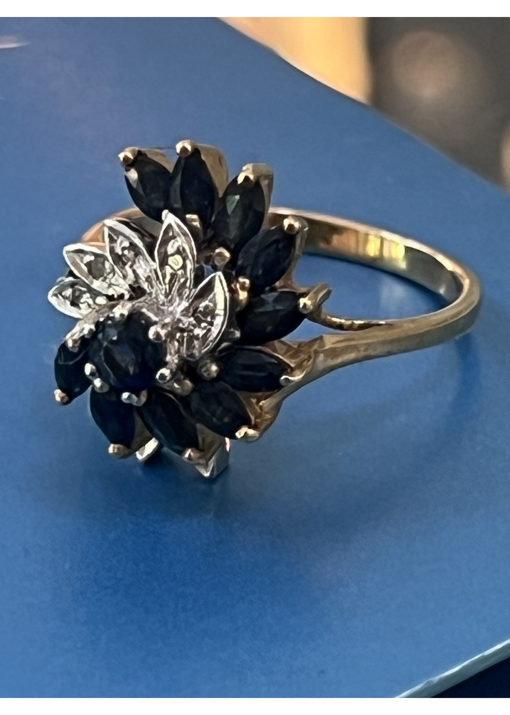 Vintage & Occasion Occasion gouden ring met saffier en diamant
