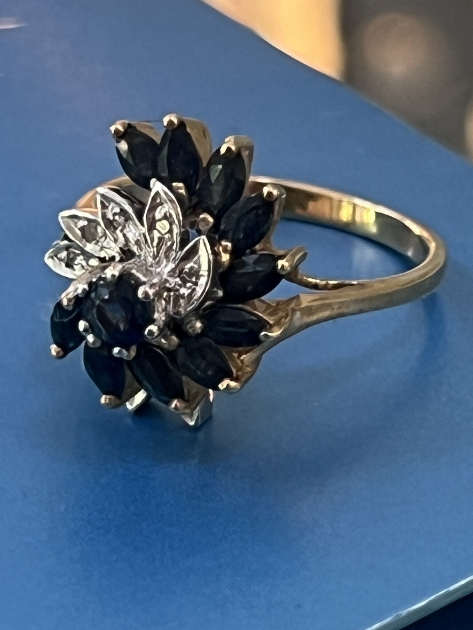 Ring geelgoud-saffier-diamant 0,03 ct H pique blauw-wit 4 mm