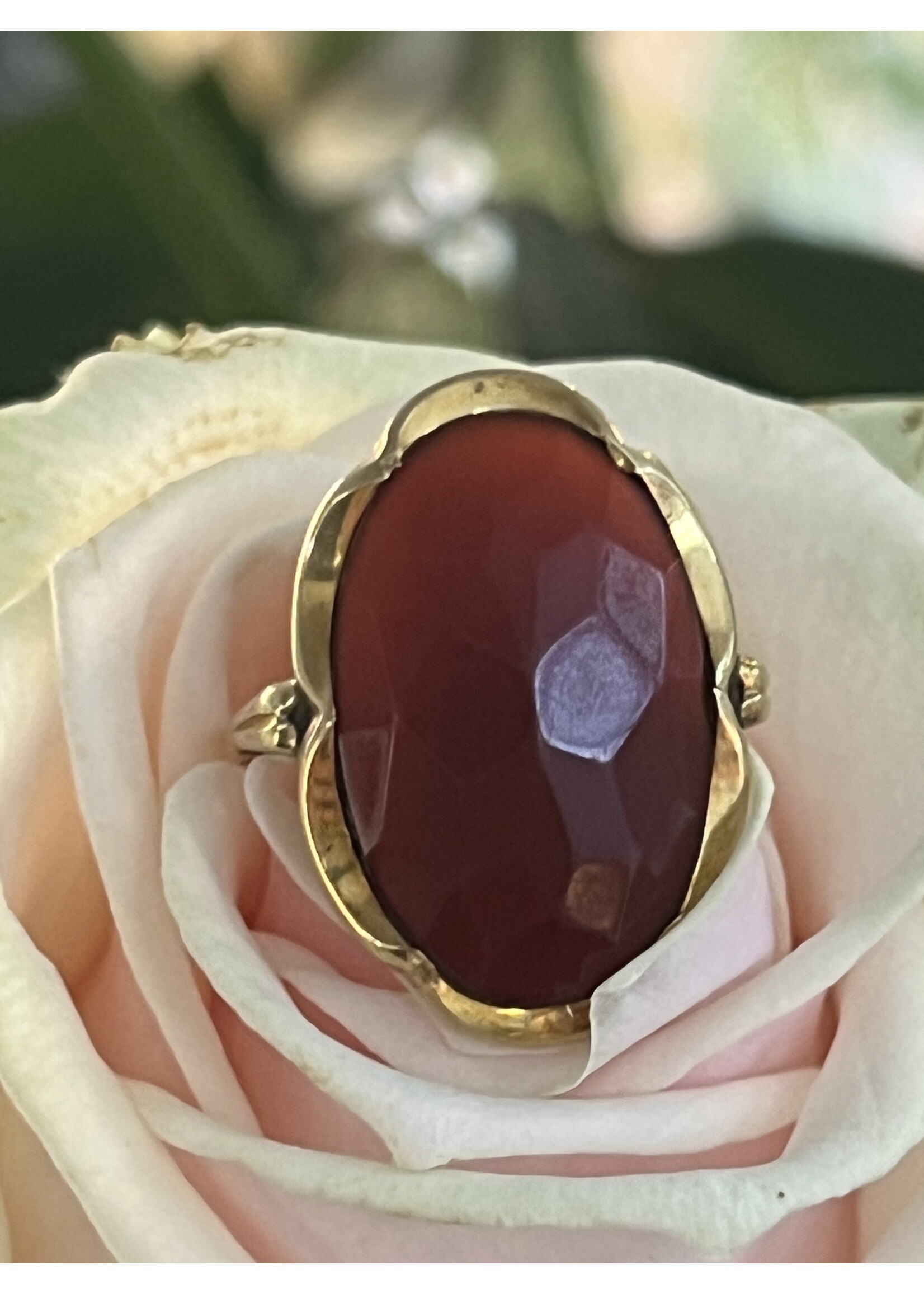 Vintage & Occasion Occasion gouden ring met ovale carneool