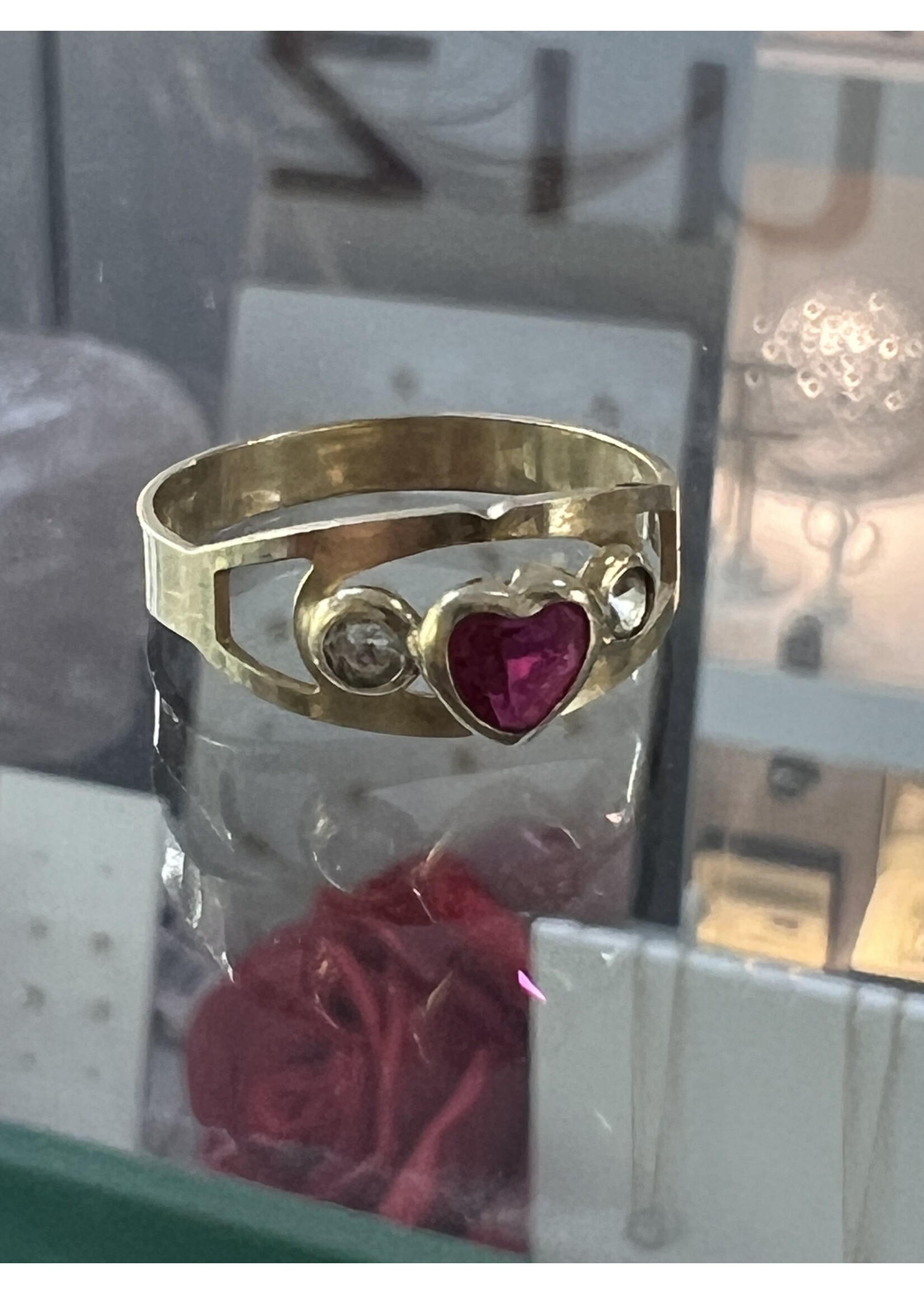 Vintage & Occasion Occasion gouden ring met rood zirkonia hartje