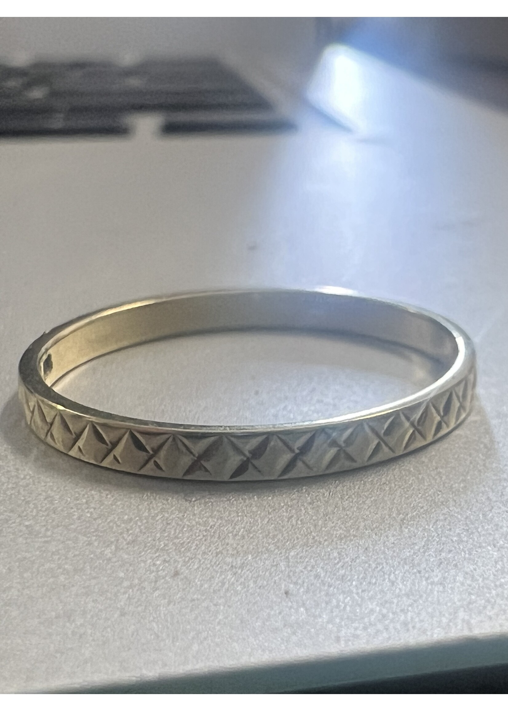 Vintage & Occasion Occasion gouden smalle ring met gekruiste gravures - maat 17.25