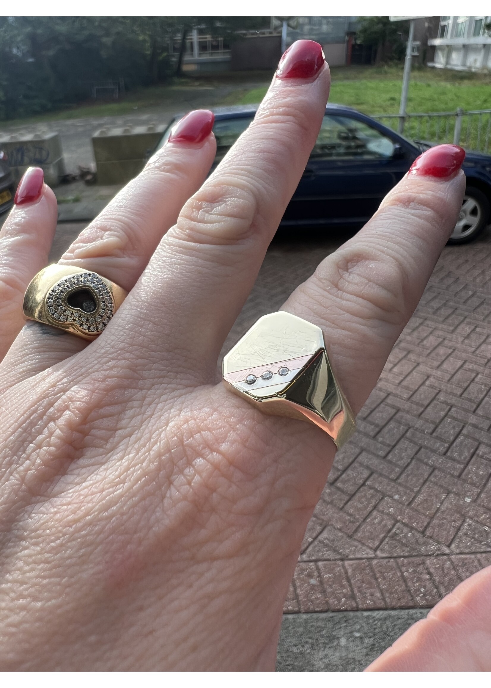 Vintage & Occasion Occasion tricolor gouden zegelring met 3 diamantjes 0.045ct