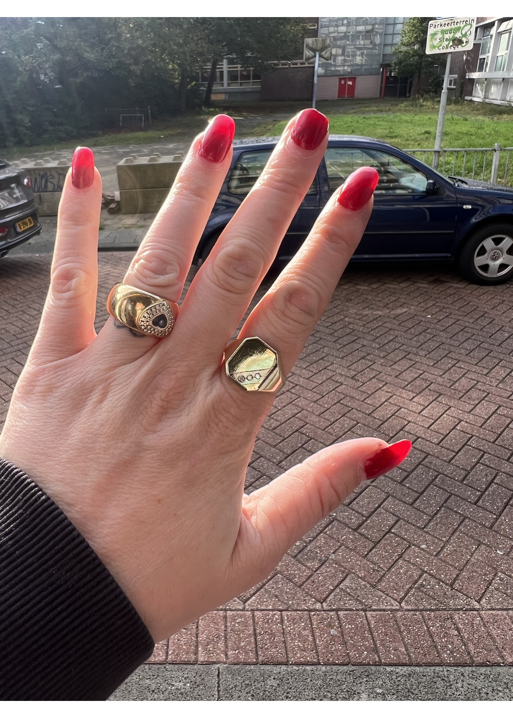 Vintage & Occasion Occasion tricolor gouden zegelring met 3 diamantjes 0.045ct