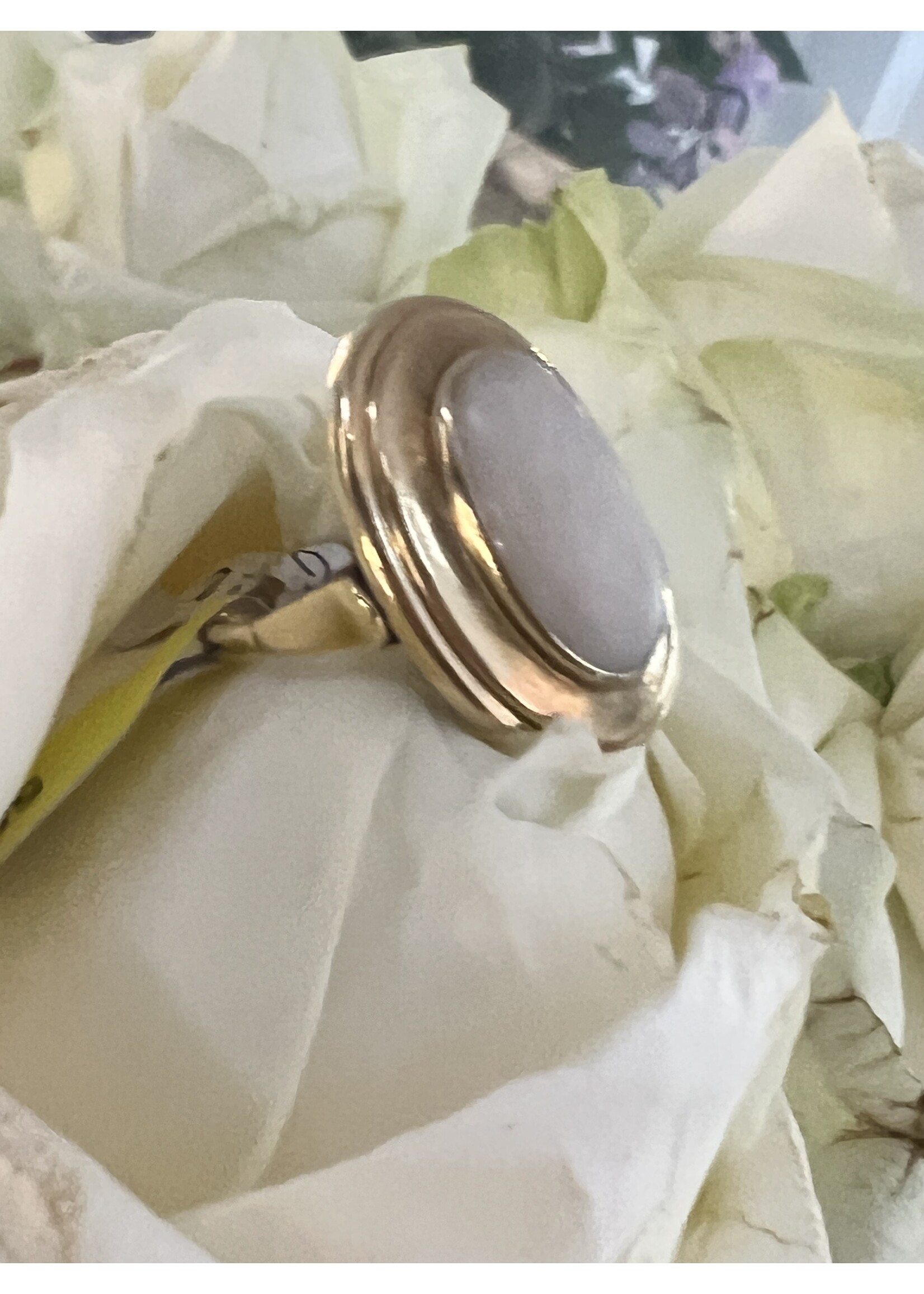 Vintage & Occasion Occasion gouden ring met witte opaal