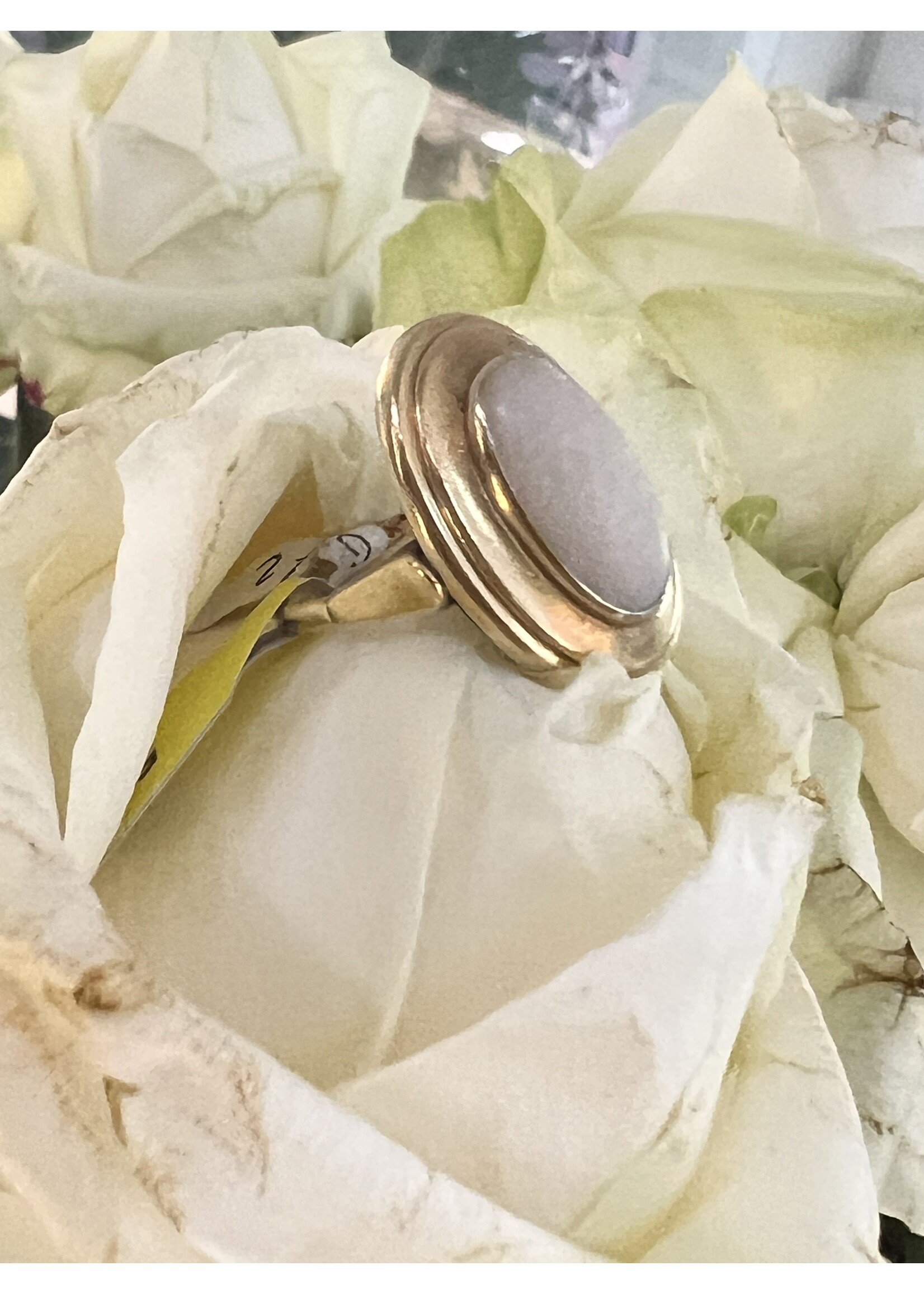 Vintage & Occasion Occasion gouden ring met witte opaal