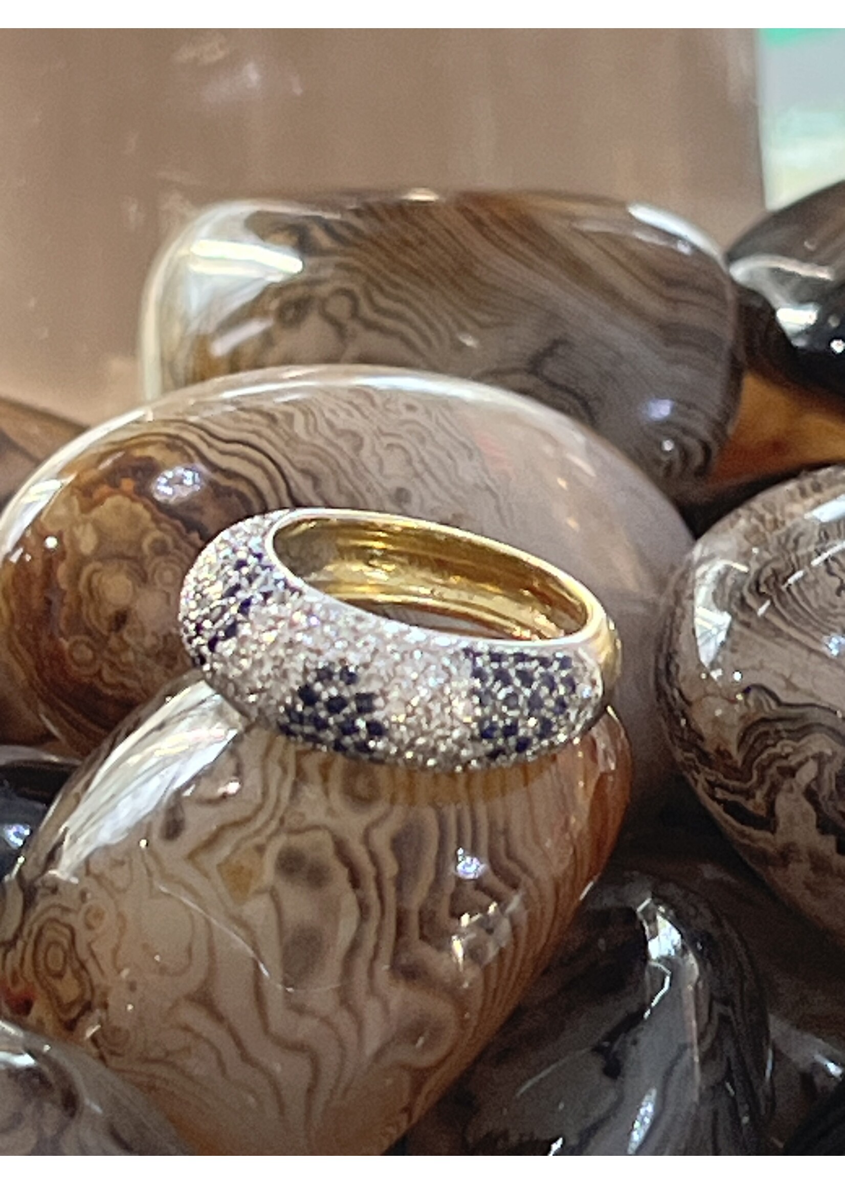 Vintage & Occasion Ring met briljant en saffier in tijgerprint motief gave gezet