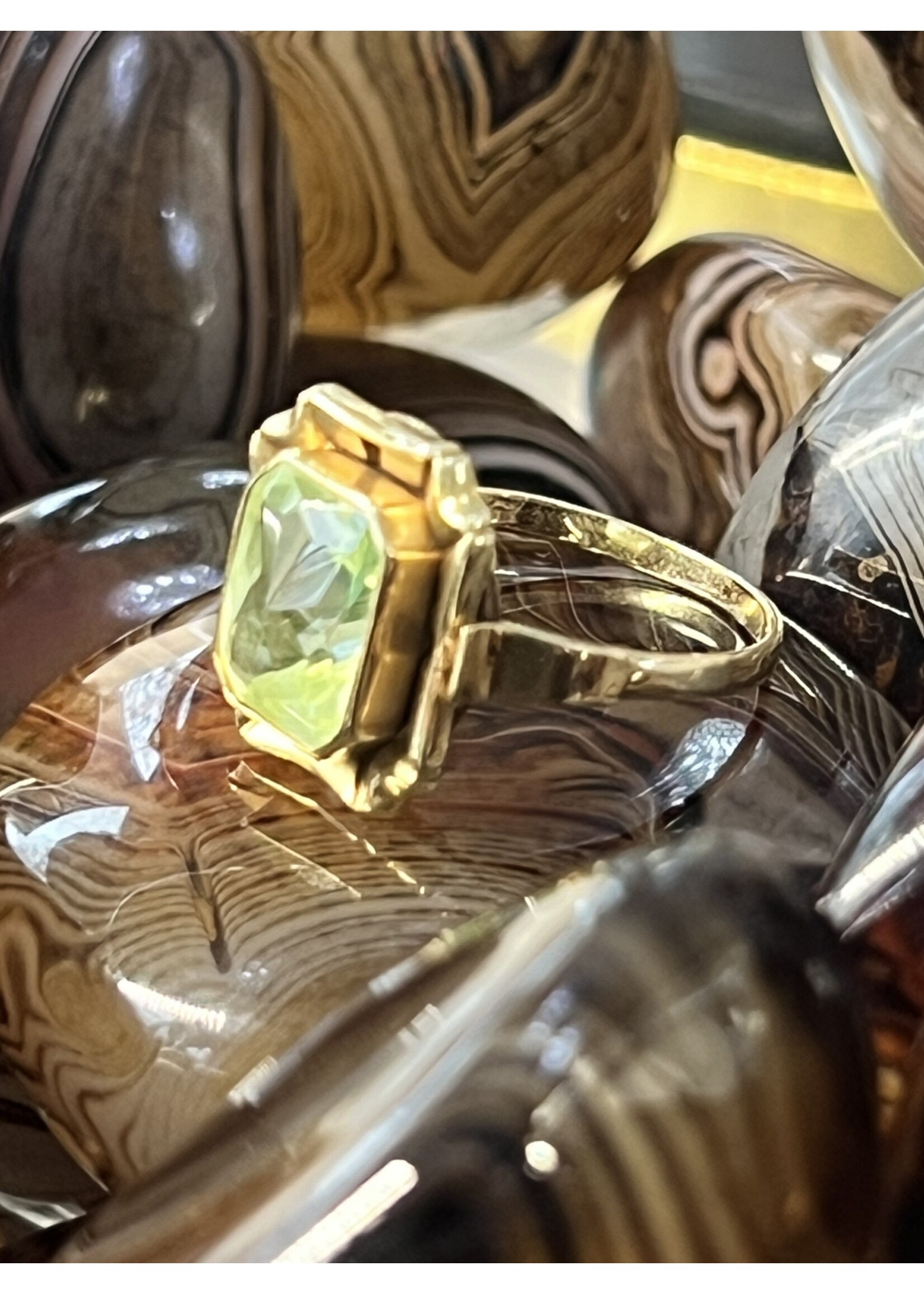 Vintage & Occasion Geelgouden ring met groene steen