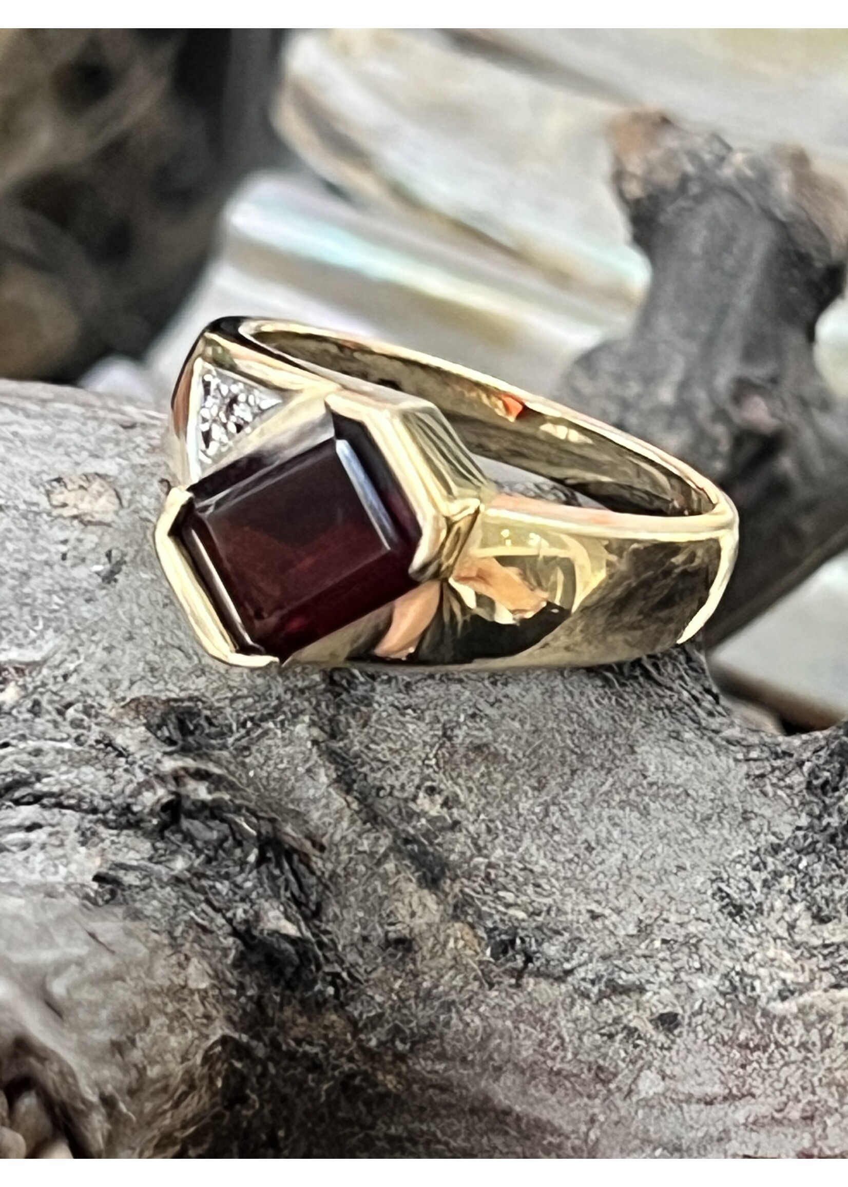 Vintage & Occasion Ring met granaat modern en briljant