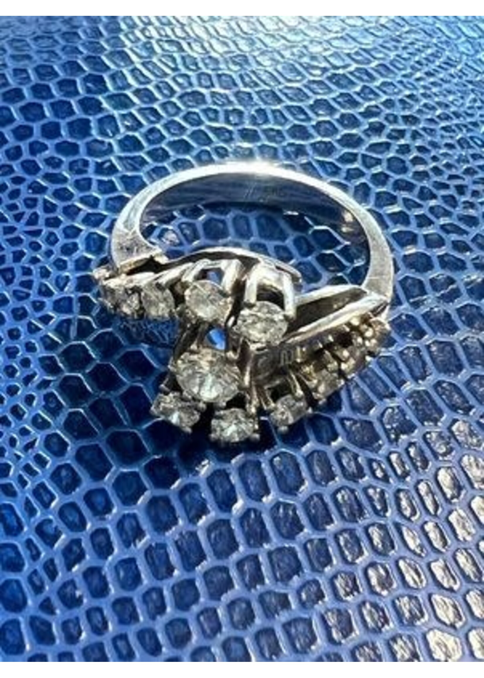 Vintage & Occasion Witgouden ring bezet met 11 briljanten totaal circa 0.71 karaat