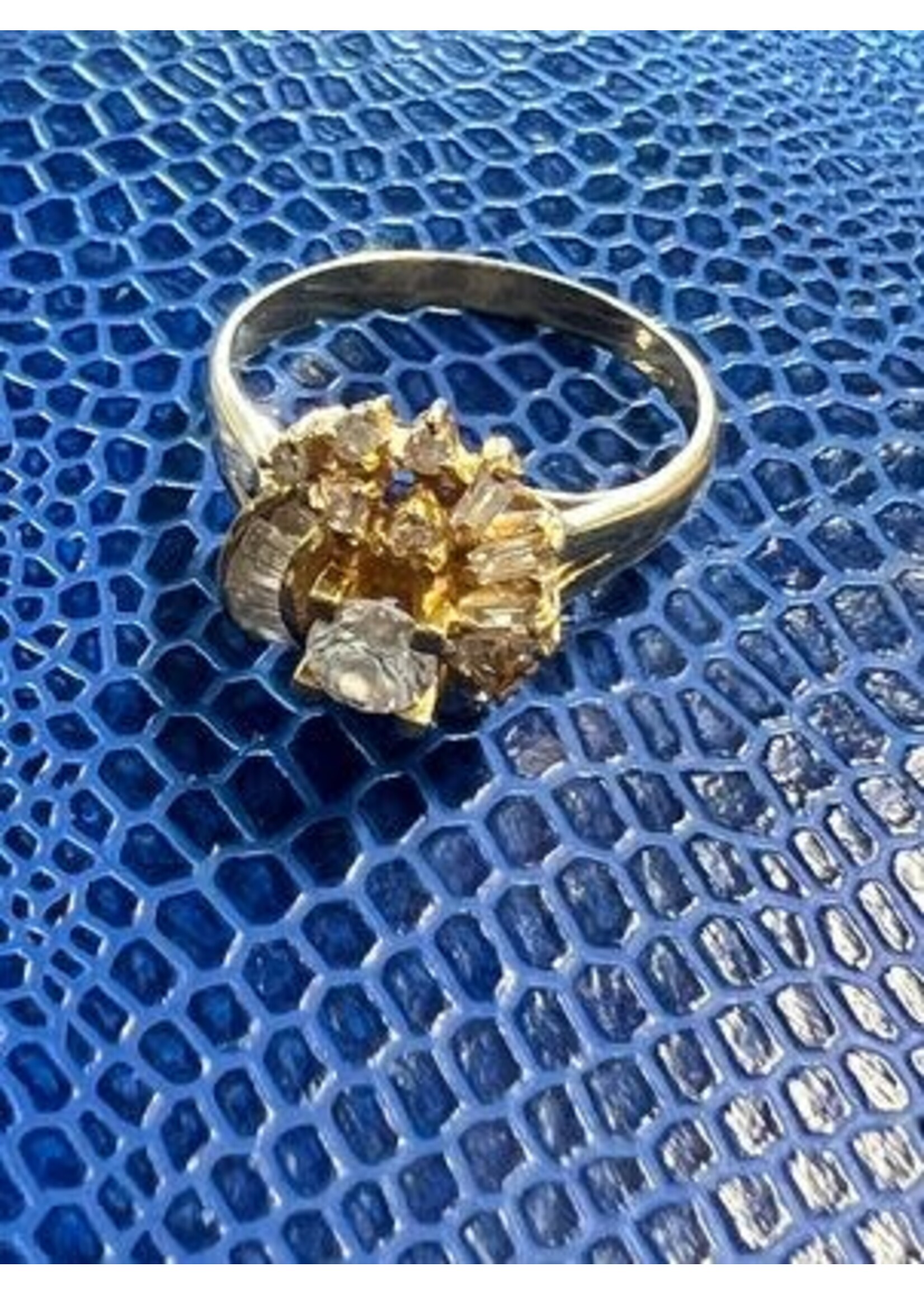 Vintage & Occasion Geelgouden 18k ring met briljant en baguette diamant
