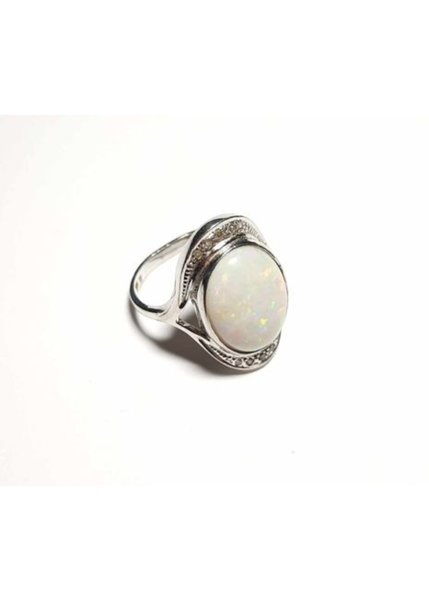 Vintage & Occasion Witgouden ring bezet met grote opaal en briljantjes
