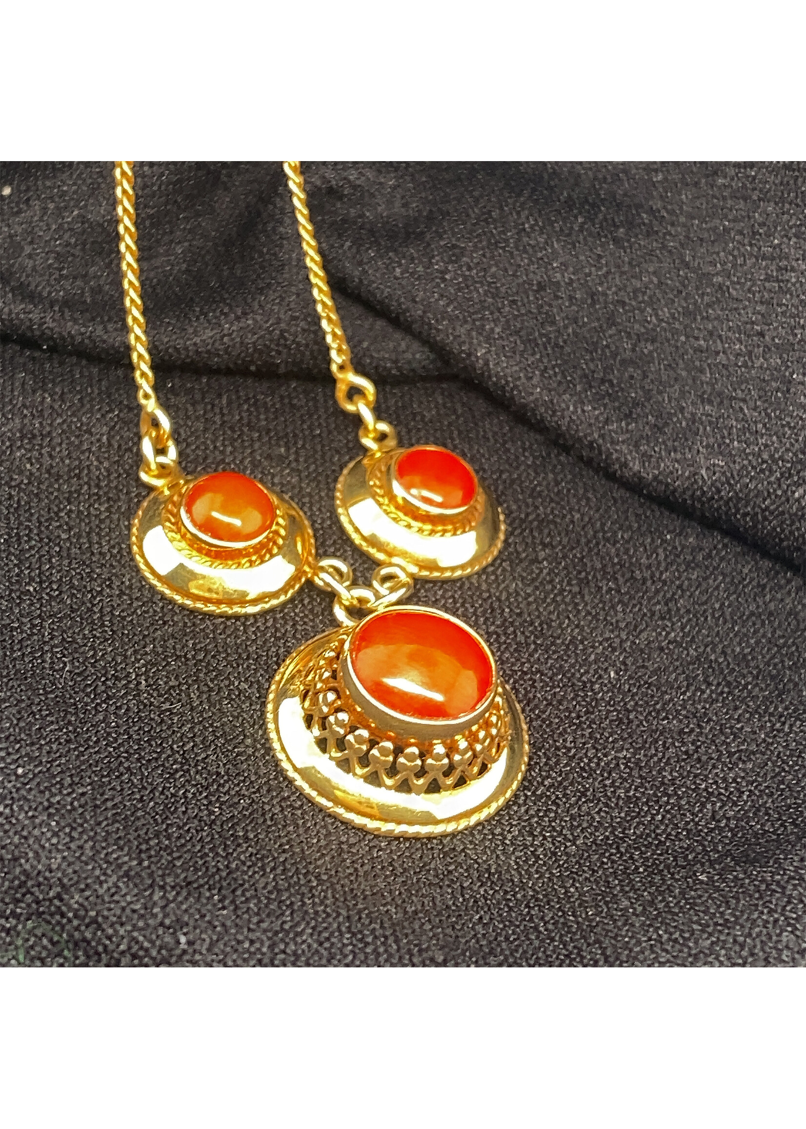 Vintage & Occasion Collier gourmetschakels met 3 bloedkoralen in goud gezet