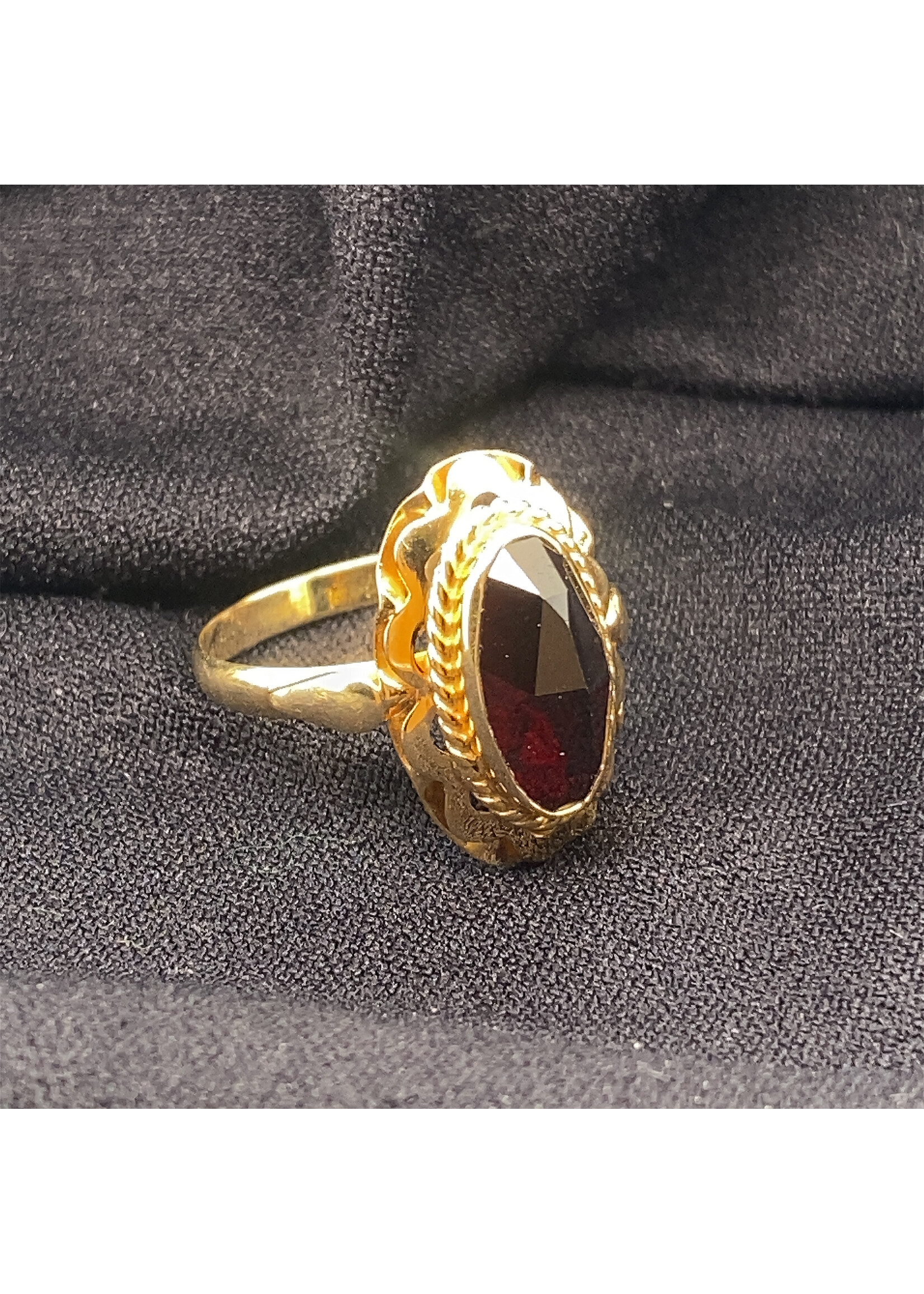 Vintage & Occasion Gouden vintage ring met granaat edelsteen